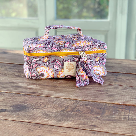 Bolsa de aseo enguatada · Neceser de viaje apertura superior acolchado · Algodón puro estampado block print en India · Gris flores amarillo
