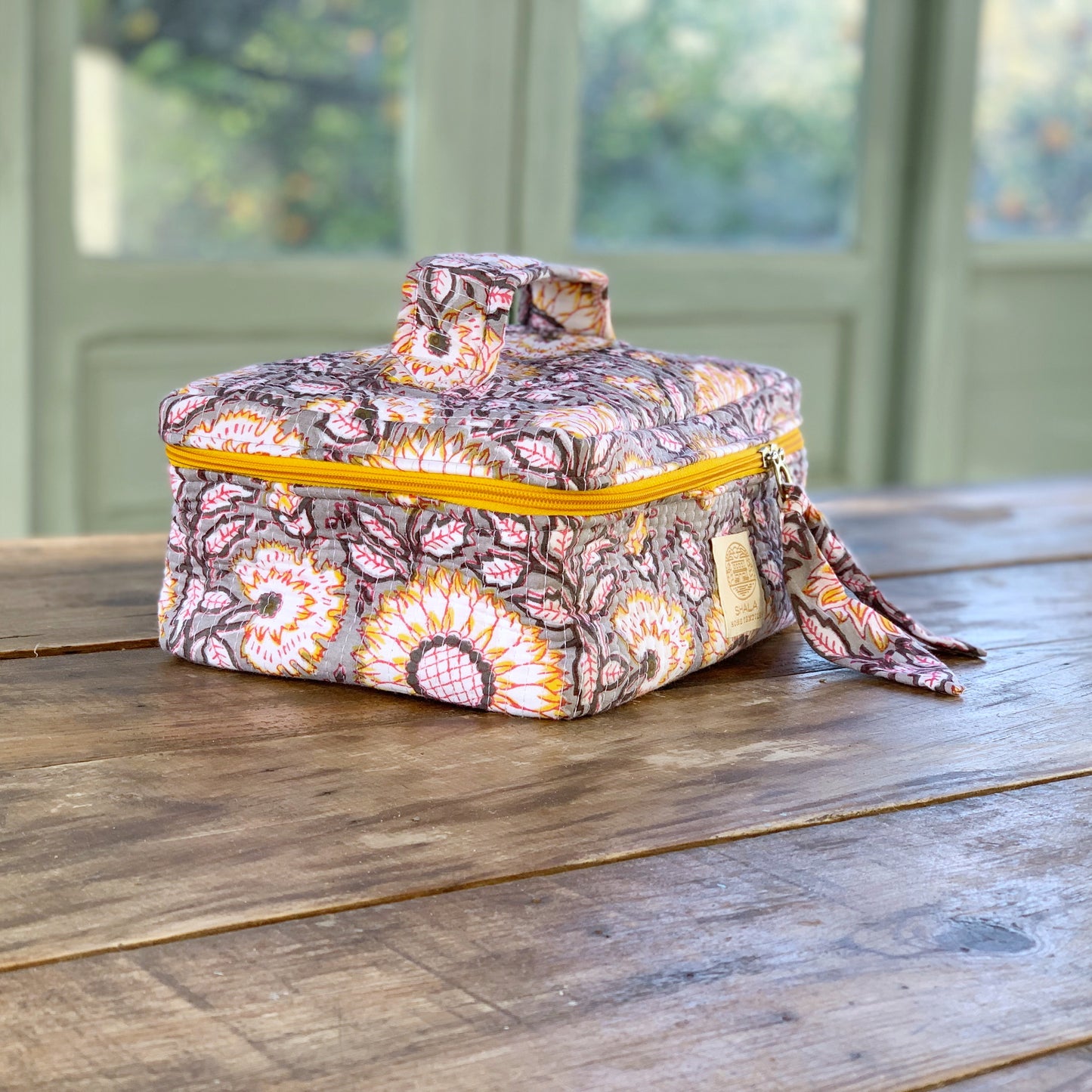 Bolsa de aseo enguatada · Neceser de viaje apertura superior acolchado · Algodón puro estampado block print en India · Gris flores amarillo