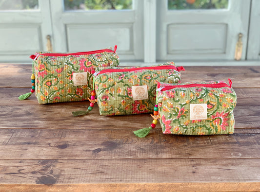 Bolsa de aseo enguatada · Algodón puro estampado block print en India · Bolsa de maquillaje acolchada, portatodo · Verde flores rosas