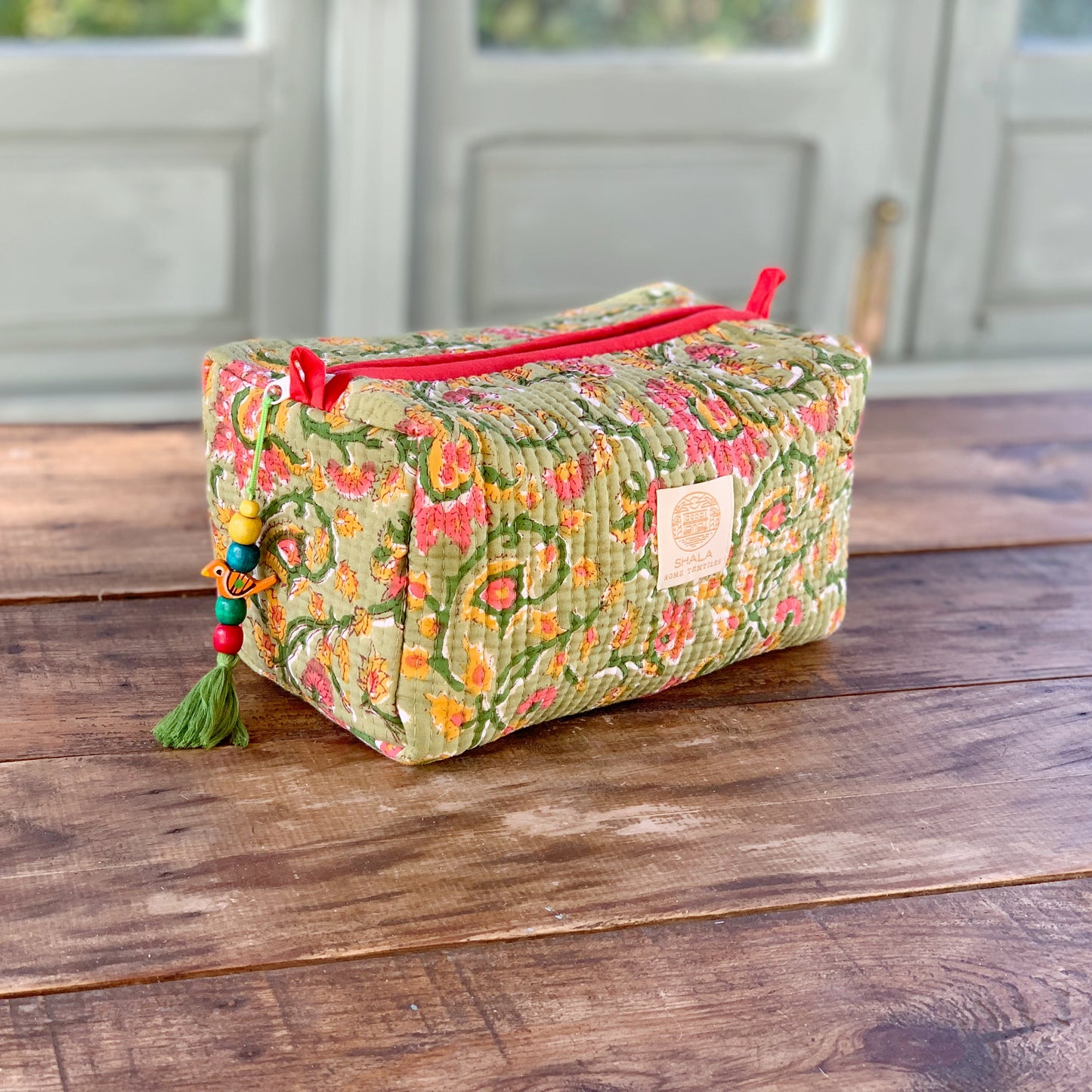 SET regalo baño · Scrunchie coletero, bolsa de aseo & zapatillas a juego · Algodón puro estampado block print en India · Verde mix