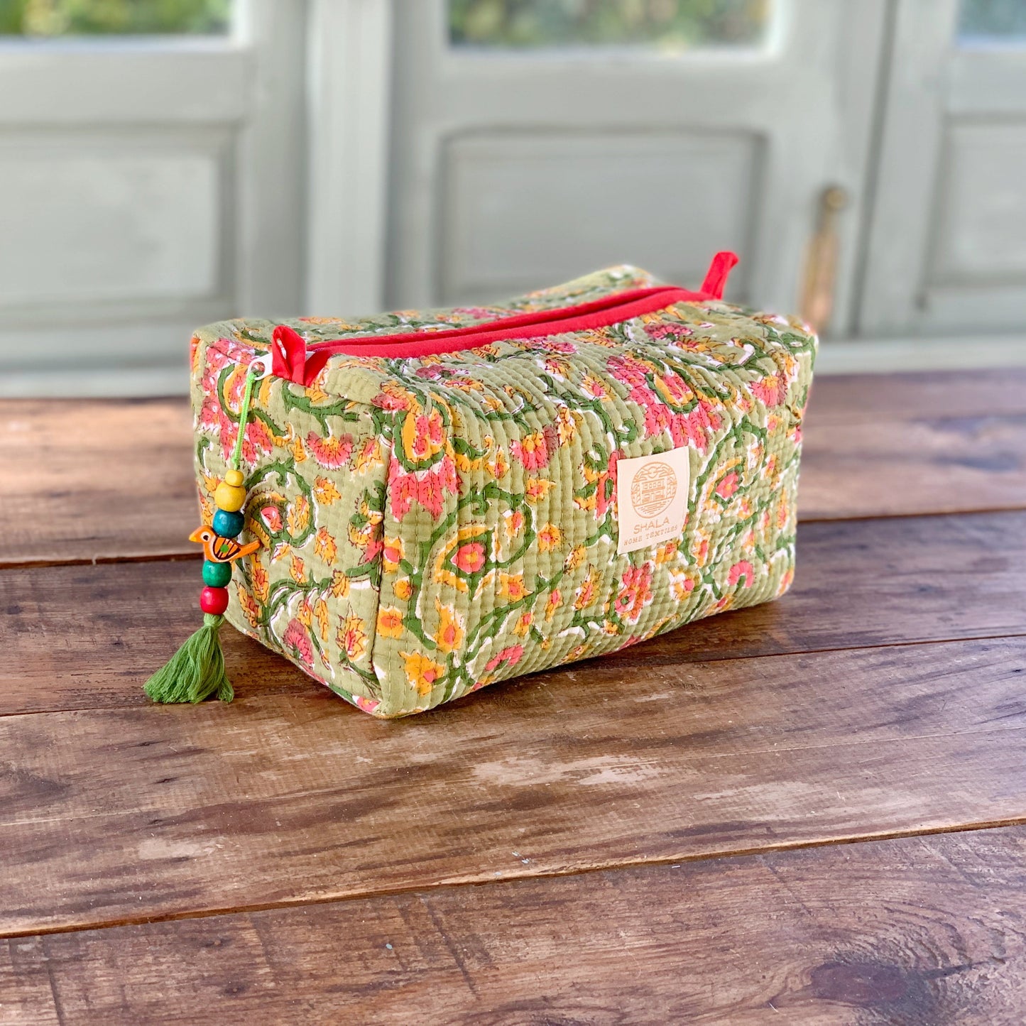 Copia de Bolsa de aseo enguatada · Algodón puro estampado block print en India · Bolsa de maquillaje acolchada, portatodo · Verde flores rosas