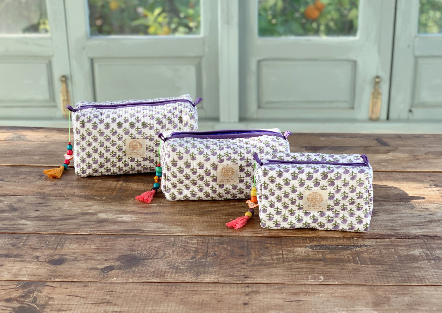 Bolsa de aseo enguatada · Algodón puro estampado block print en India · Bolsa de maquillaje acolchada, portatodo · Blanco flores morado