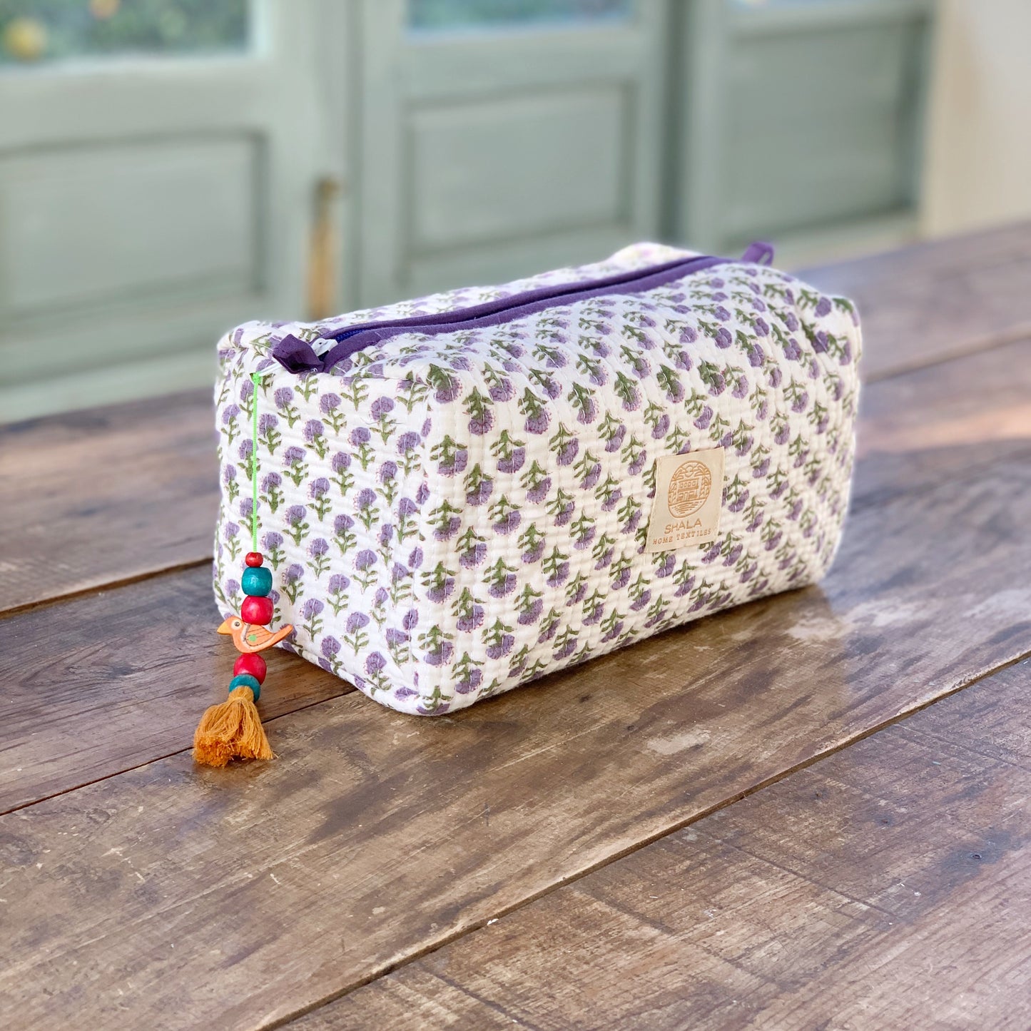 Bolsa de aseo enguatada · Algodón puro estampado block print en India · Bolsa de maquillaje acolchada, portatodo · Blanco flores morado