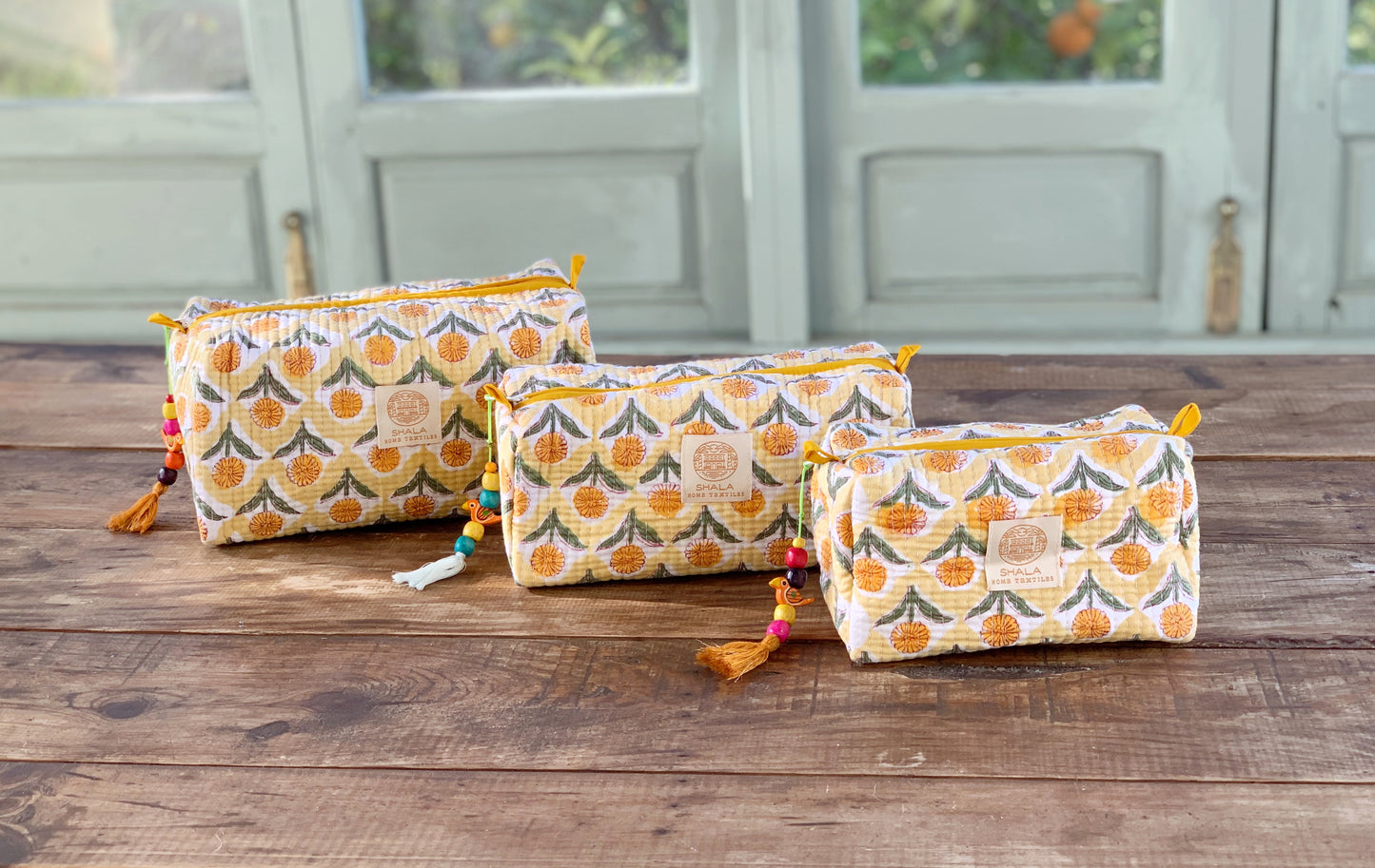 Bolsa de aseo enguatada · Algodón puro estampado block print en India · Bolsa de maquillaje acolchada, portatodo · Flores amarillas
