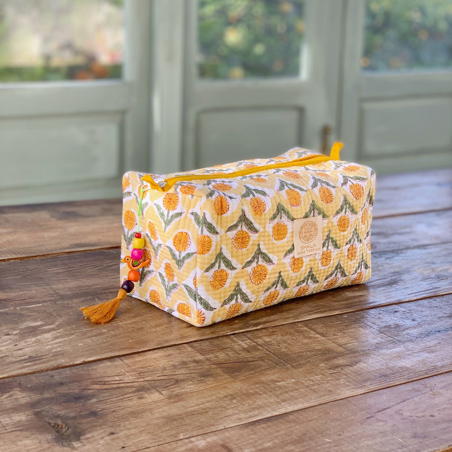 Bolsa de aseo enguatada · Algodón puro estampado block print en India · Bolsa de maquillaje acolchada, portatodo · Flores amarillas