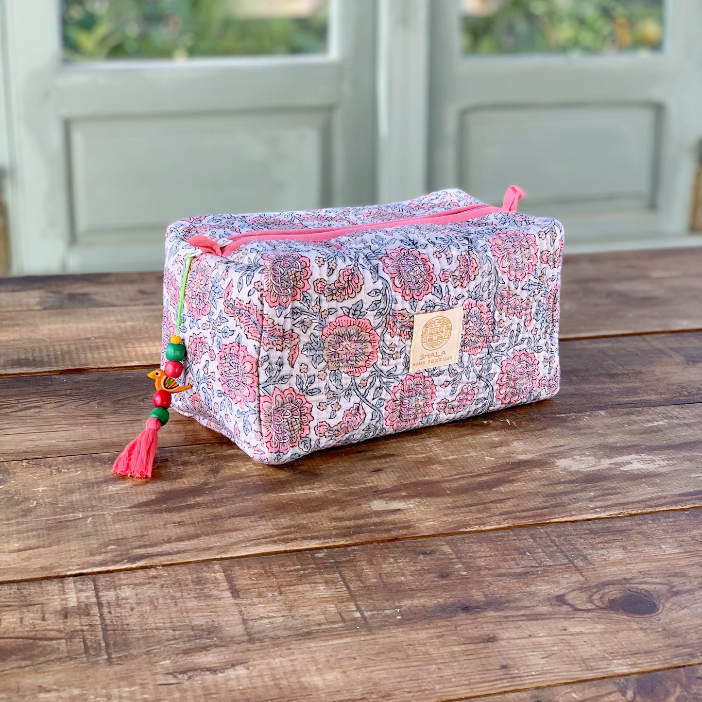 Bolsa de aseo enguatada · Algodón puro estampado block print en India · Bolsa de maquillaje acolchada, portatodo · Gris flores rosas