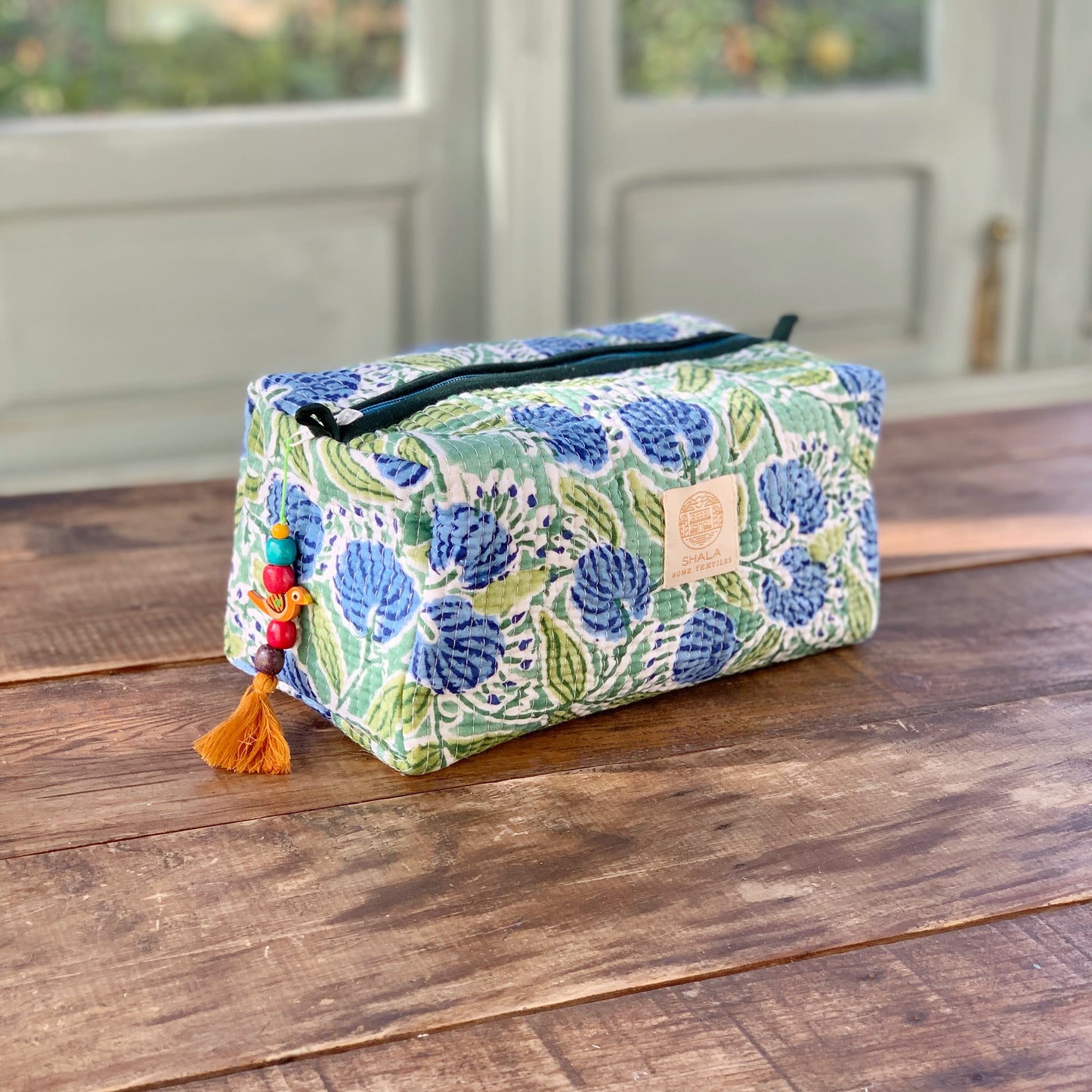 SET regalo · Pijama manga/pantalón corto & bolsa aseo a juego · Algodón puro estampado block print artesanal en India · Azul