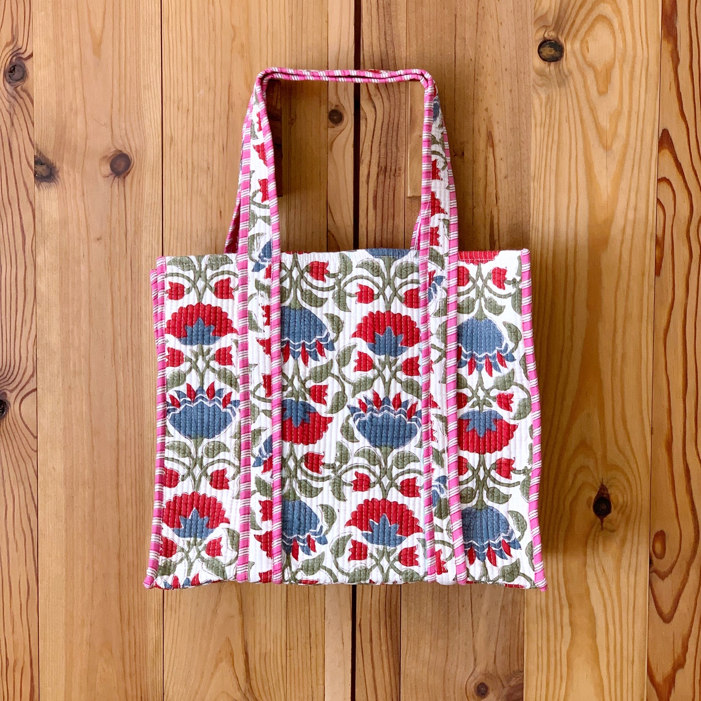 Bolso tote acolchado · Algodón puro estampado block print en India · Bolso hombro enguatado boho hindú · Flores rojo azul