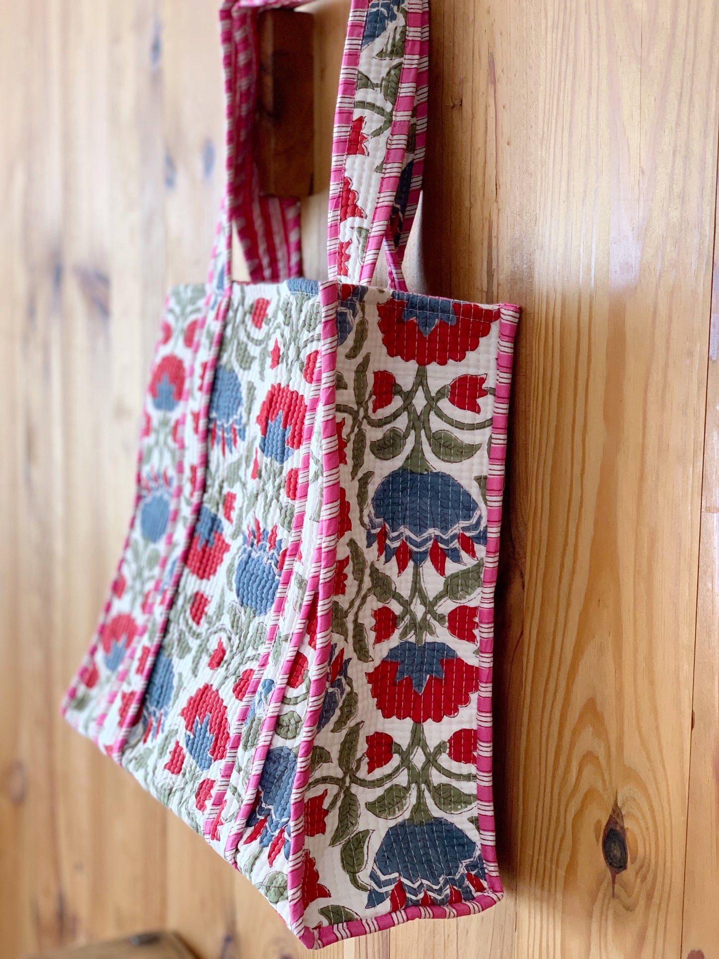Bolso tote acolchado · Algodón puro estampado block print en India · Bolso hombro enguatado boho hindú · Flores rojo azul