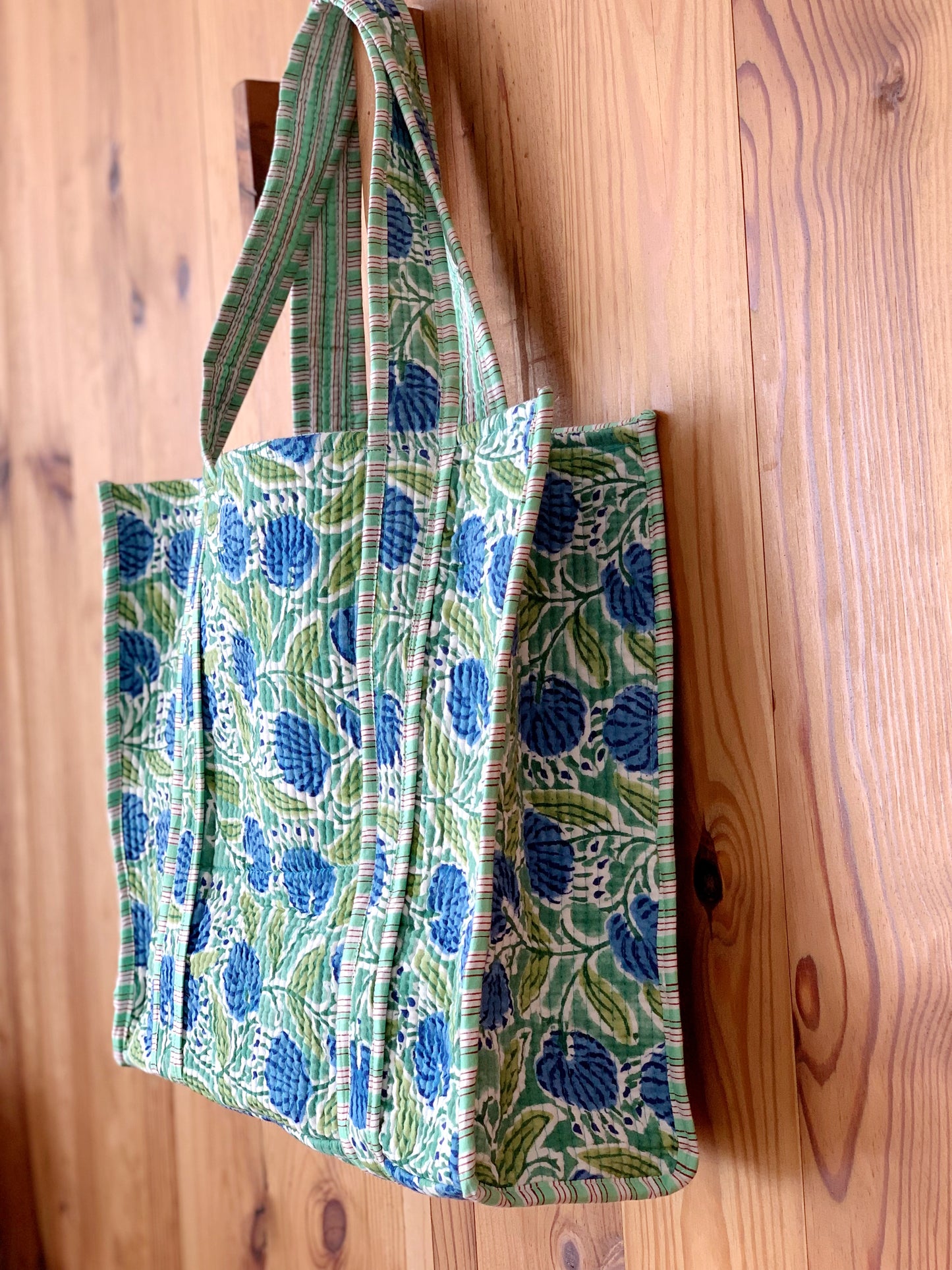 Bolso tote acolchado · Algodón puro estampado block print en India · Bolso hombro enguatado boho hindú · Flores verde azul