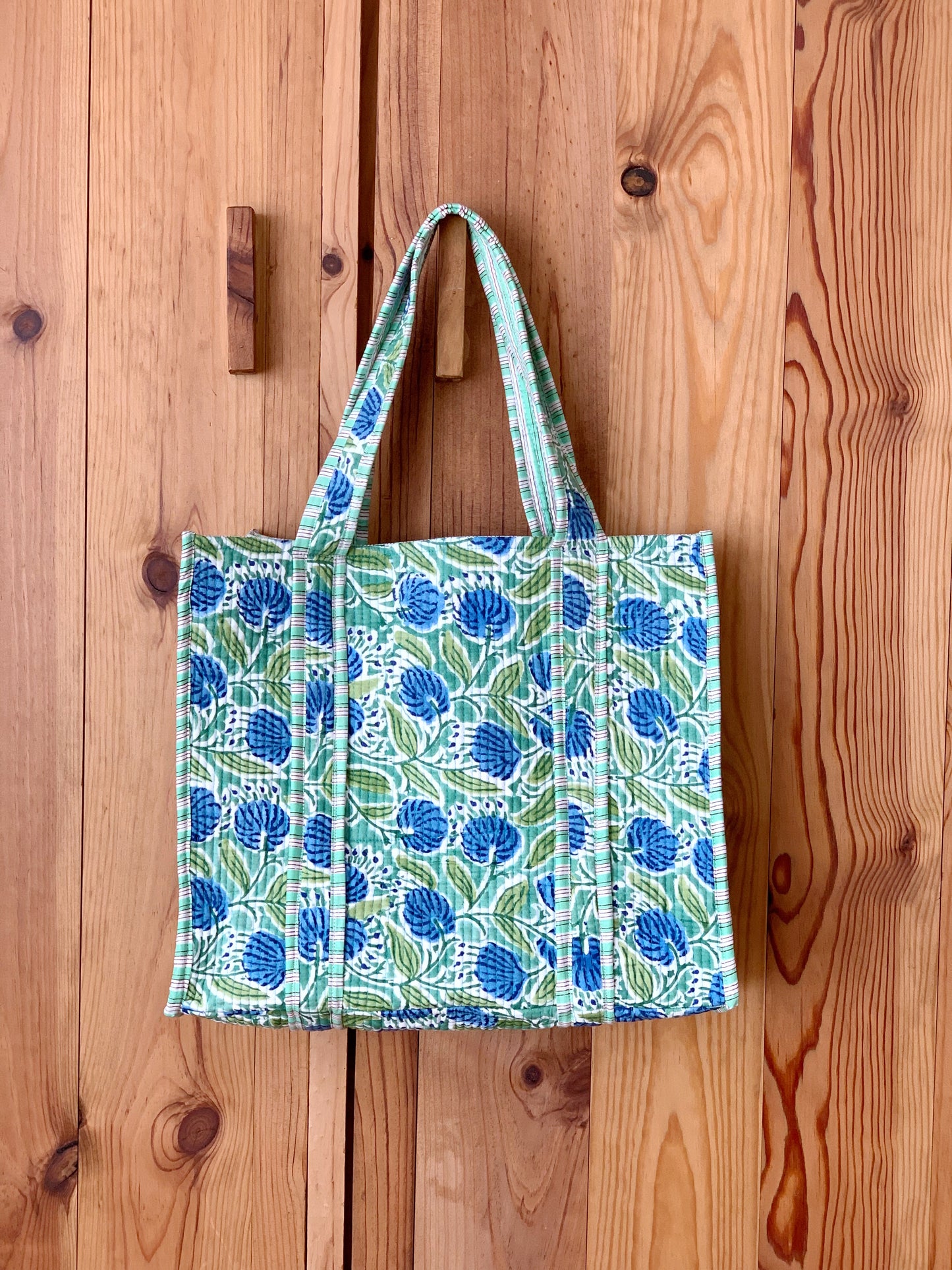 Bolso tote acolchado · Algodón puro estampado block print en India · Bolso hombro enguatado boho hindú · Flores verde azul
