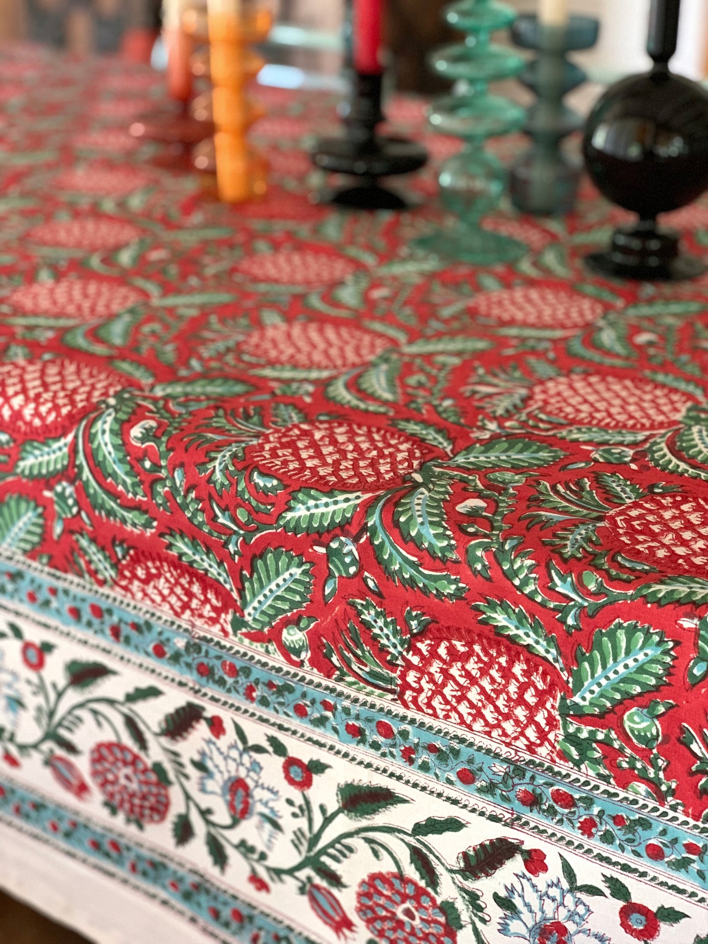 Mantel algodón puro estampado block print artesanal en India · Seis comensales · Mantel boho chic 100% algodón hindú · Piñas rojo verde