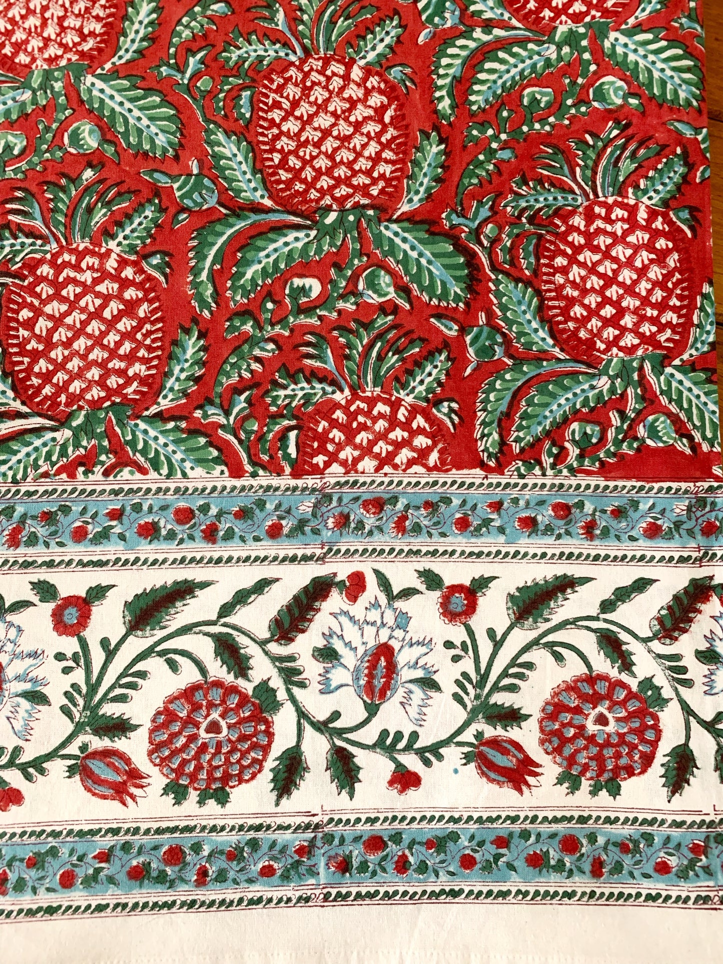Mantel algodón puro estampado block print artesanal en India · Seis comensales · Mantel boho chic 100% algodón hindú · Piñas rojo verde