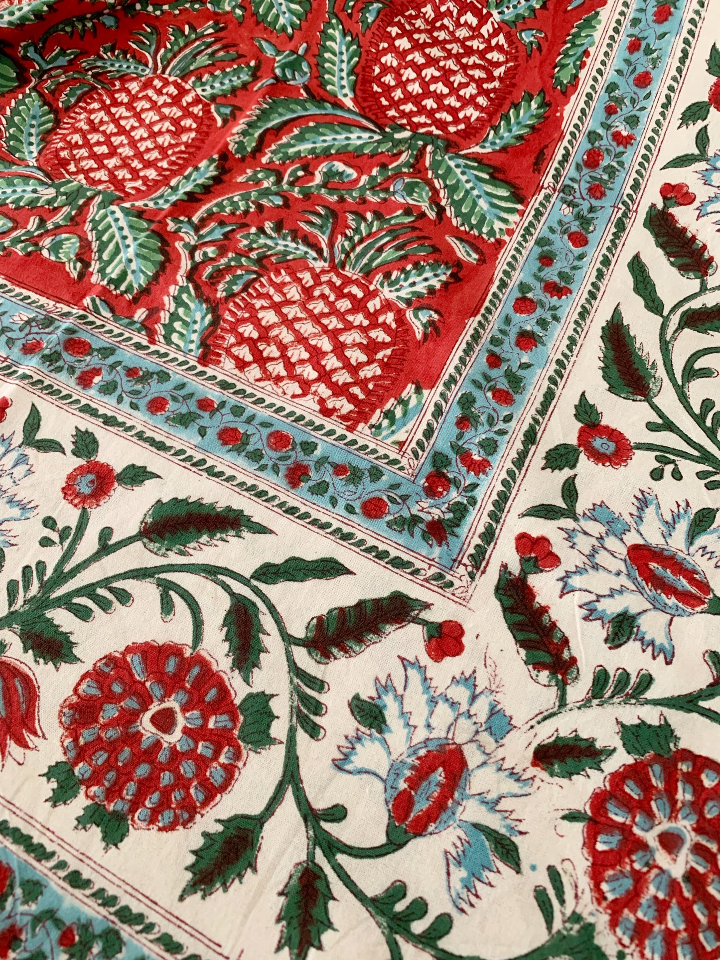 Mantel algodón puro estampado block print artesanal en India · Seis comensales · Mantel boho chic 100% algodón hindú · Piñas rojo verde