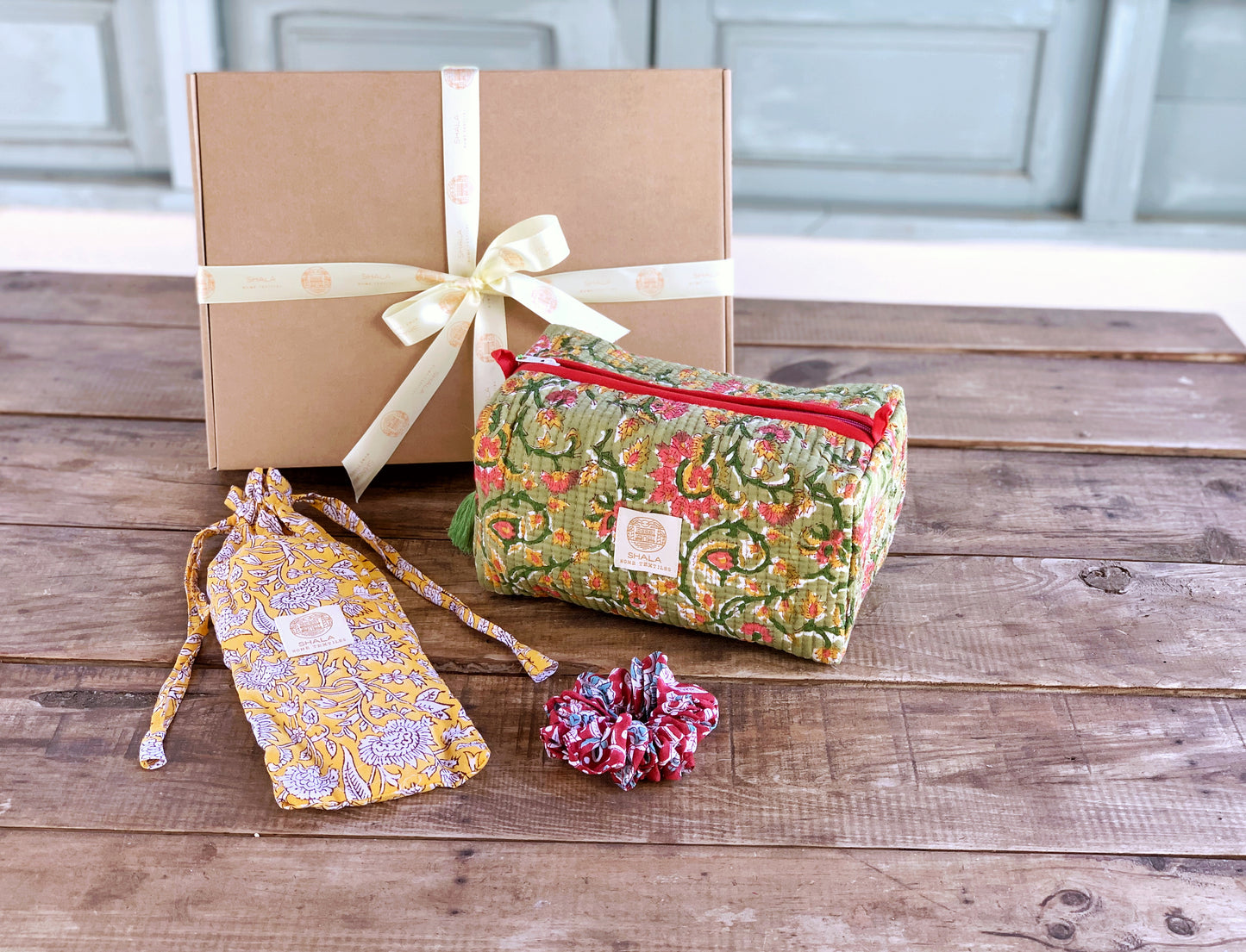 SET regalo baño · Scrunchie coletero, bolsa de aseo & zapatillas a juego · Algodón puro estampado block print en India · Verde mix