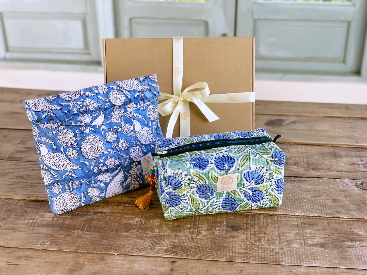 SET regalo · Pijama manga/pantalón corto & bolsa aseo a juego · Algodón puro estampado block print artesanal en India · Azul