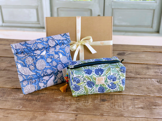 SET regalo · Pijama manga/pantalón corto & bolsa aseo a juego · Algodón puro estampado block print artesanal en India · Azul