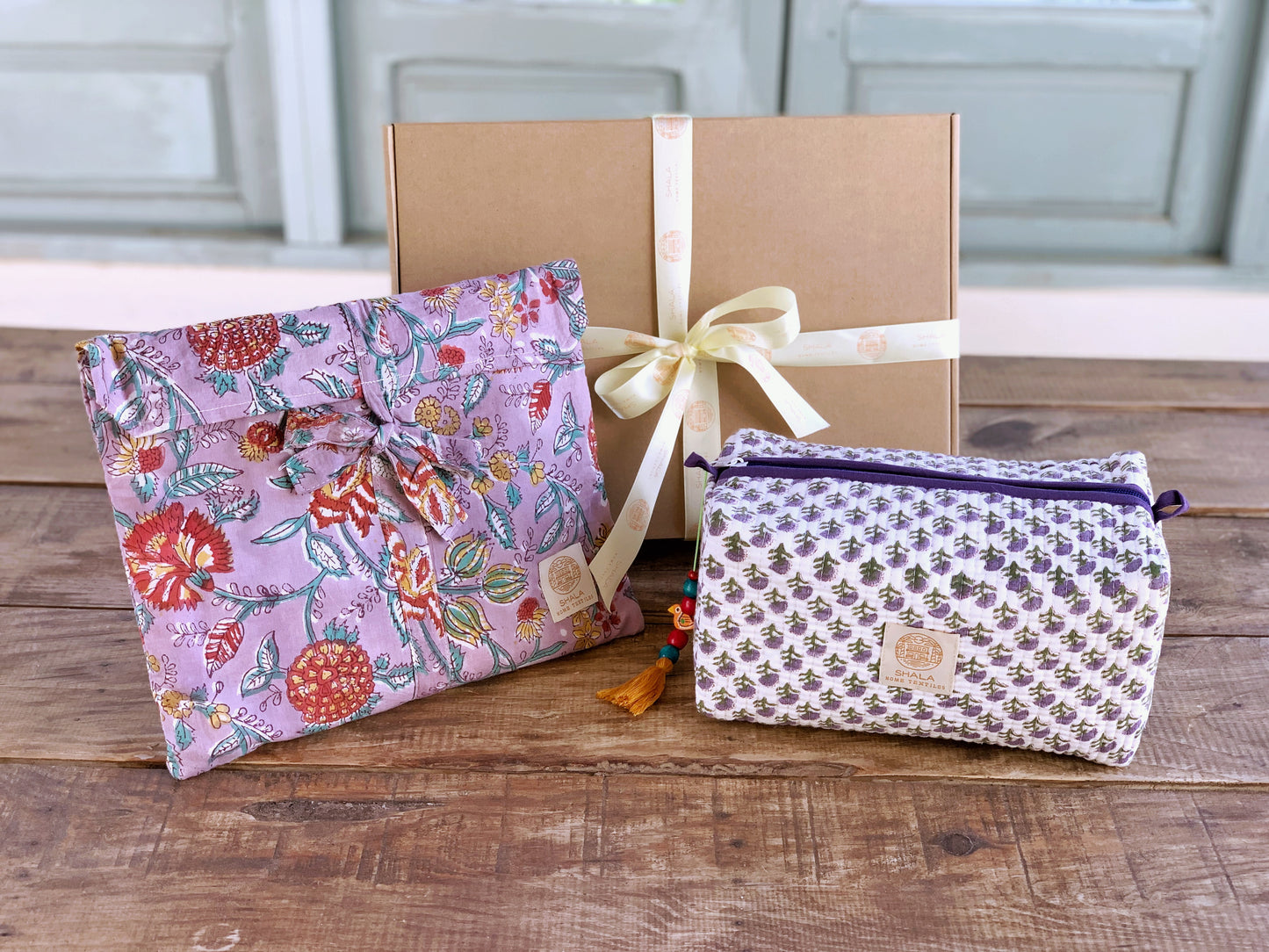 SET regalo · Pijama manga/pantalón largo & bolsa aseo a juego · Algodón puro estampado block print artesanal en India · Gris / Lila