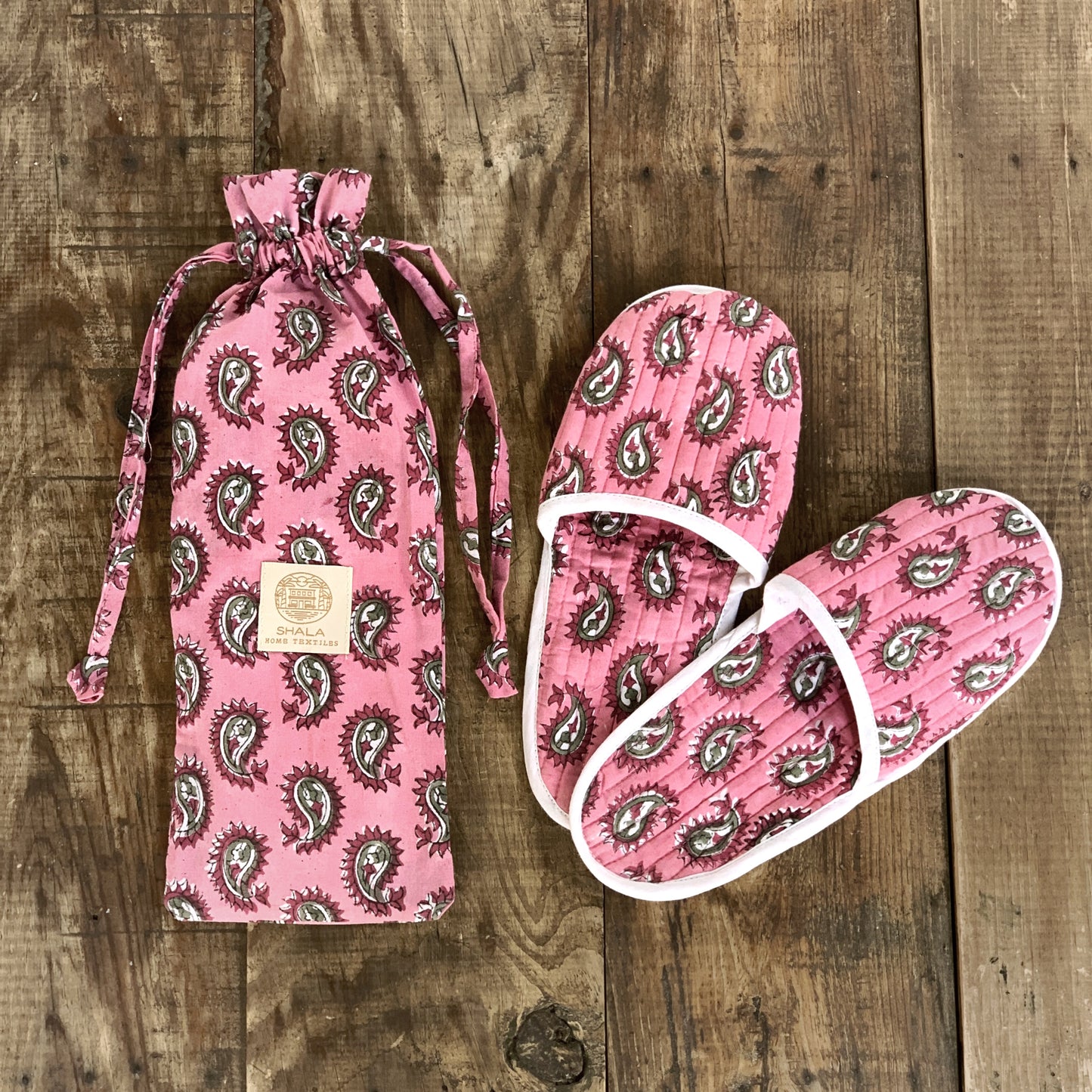 Zapatillas de viaje enguatadas con bolsa a juego · Algodón puro estampado block print en India · Zapatillas de baño ducha · Paisley rosa