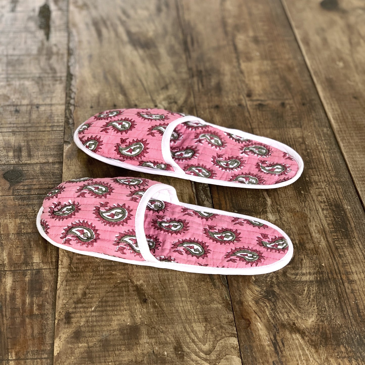 Zapatillas de viaje enguatadas con bolsa a juego · Algodón puro estampado block print en India · Zapatillas de baño ducha · Paisley rosa