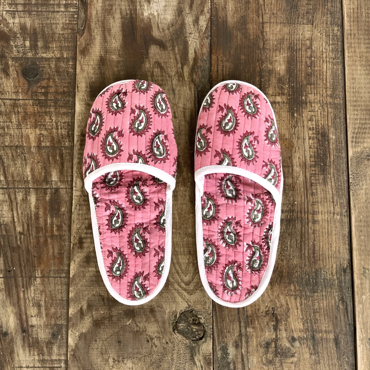 Zapatillas de viaje enguatadas con bolsa a juego · Algodón puro estampado block print en India · Zapatillas de baño ducha · Paisley rosa