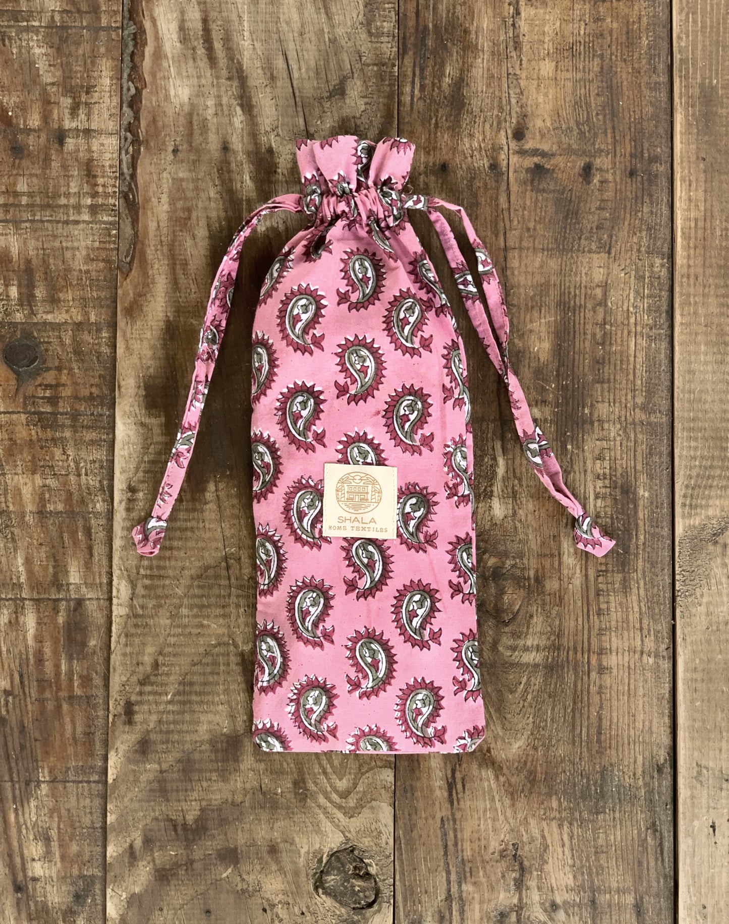 Zapatillas de viaje enguatadas con bolsa a juego · Algodón puro estampado block print en India · Zapatillas de baño ducha · Paisley rosa