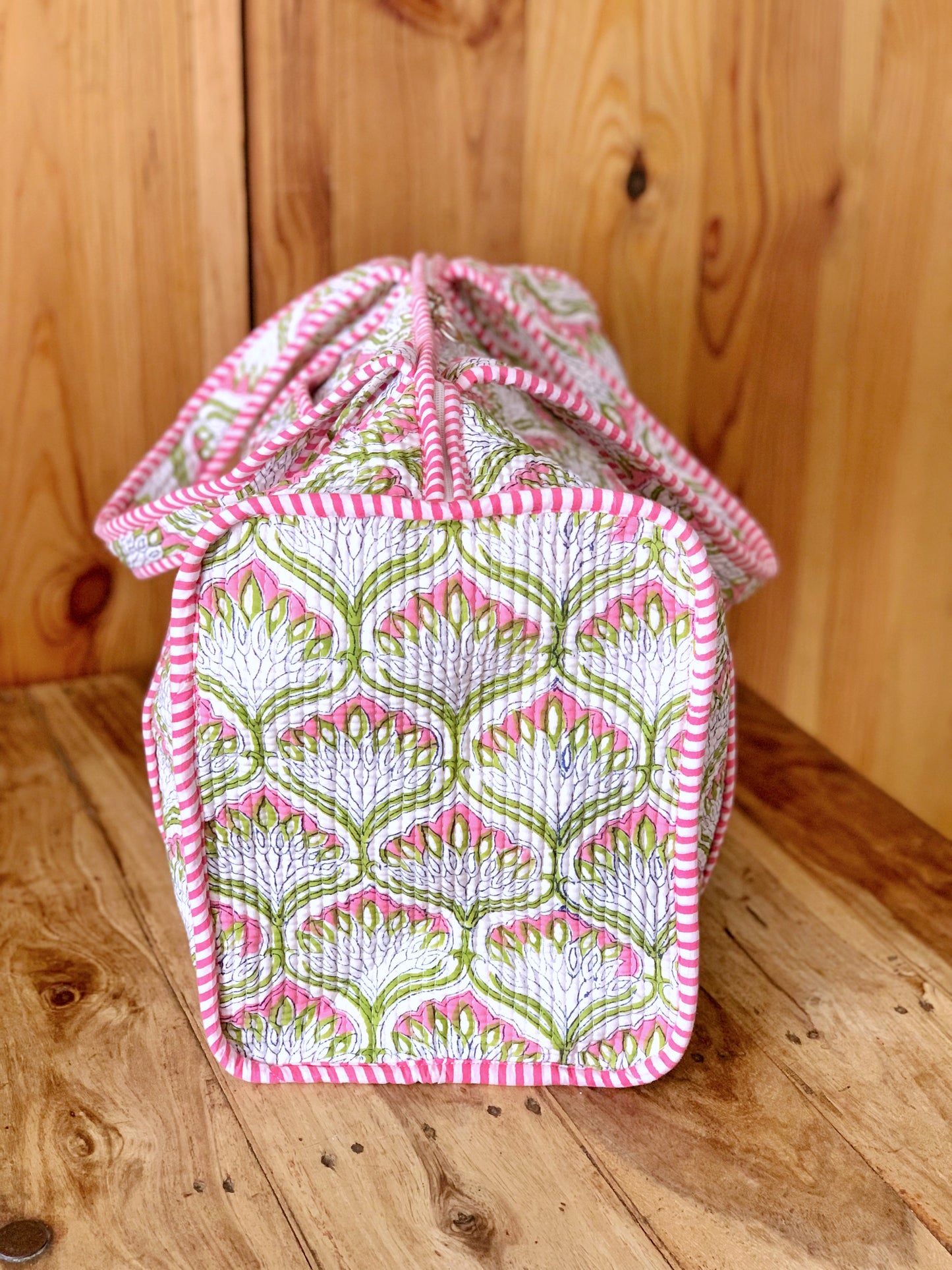 Bolsa viaje fin de semana gimnasio acolchada · Algodón puro estampado block print en India · Bolso bebé enguatado boho hindú · Loto rosa verde
