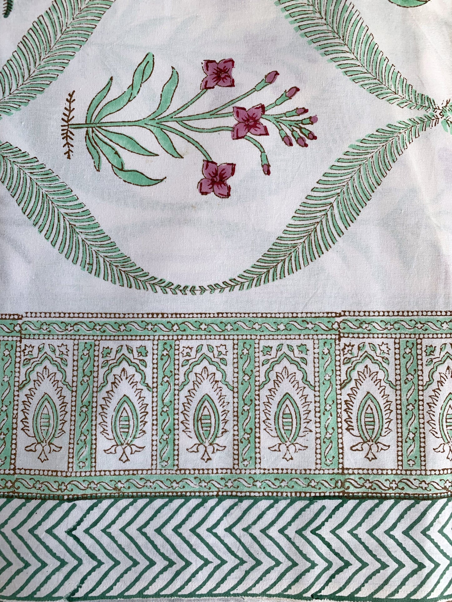 Mantel algodón puro estampado block print artesanal en India · Seis comensales · Mantel boho chic 100% algodón hindú · Blanco palmeras verde