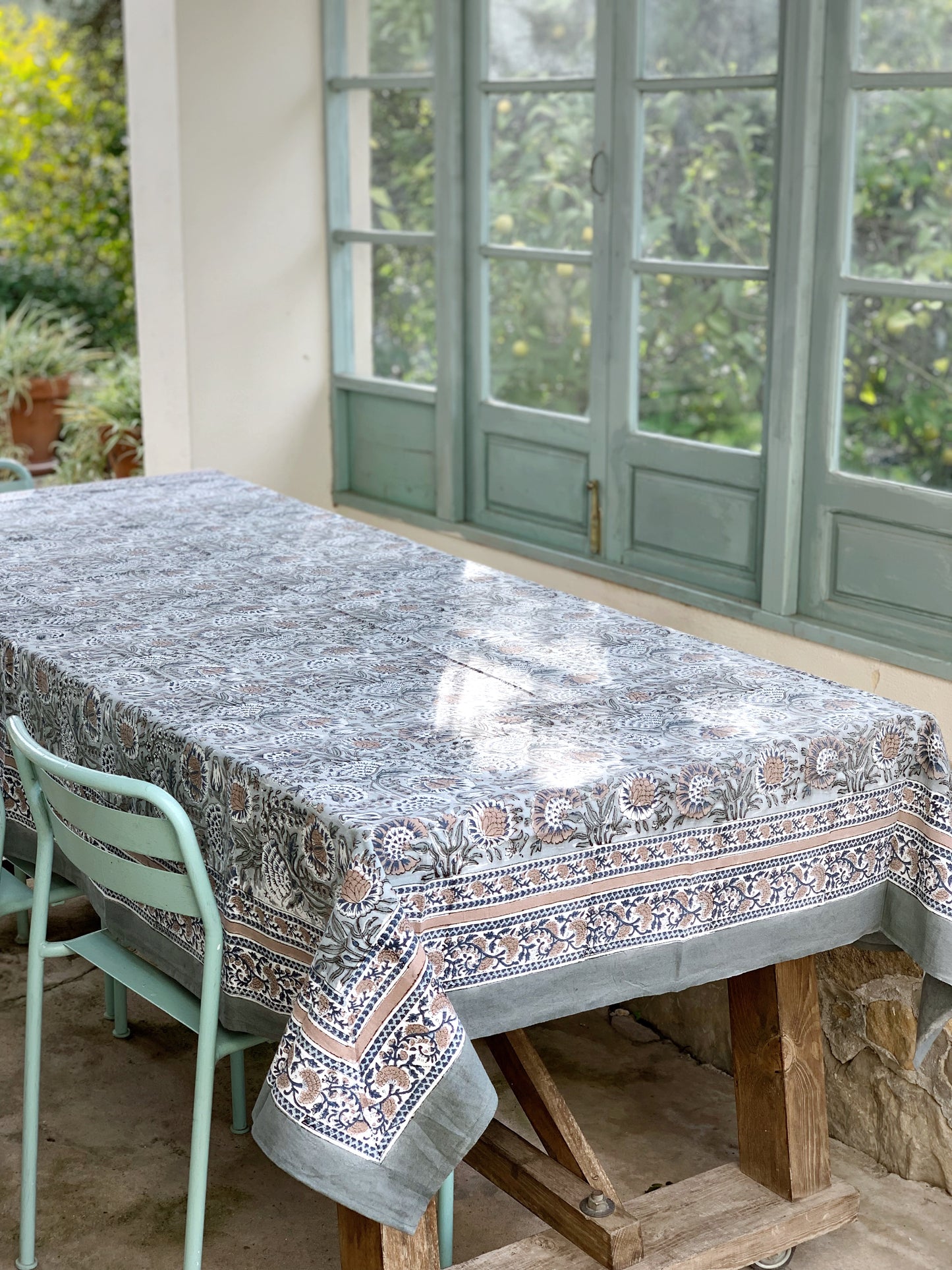 Mantel algodón puro estampado block print artesanal en India · Seis comensales · Mantel boho chic 100% algodón hindú · Flores verde beige
