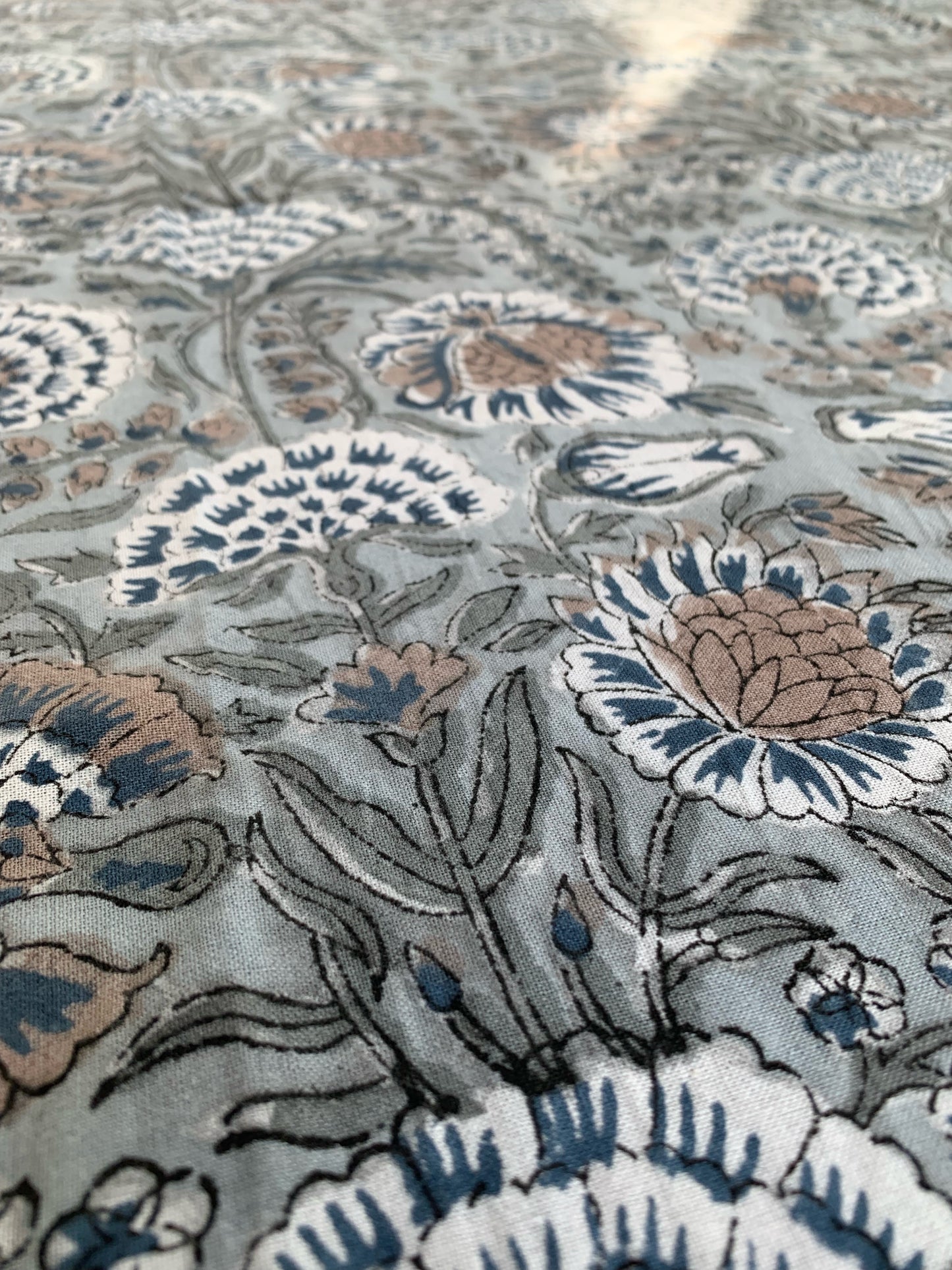 Mantel algodón puro estampado block print artesanal en India · Seis comensales · Mantel boho chic 100% algodón hindú · Flores verde beige