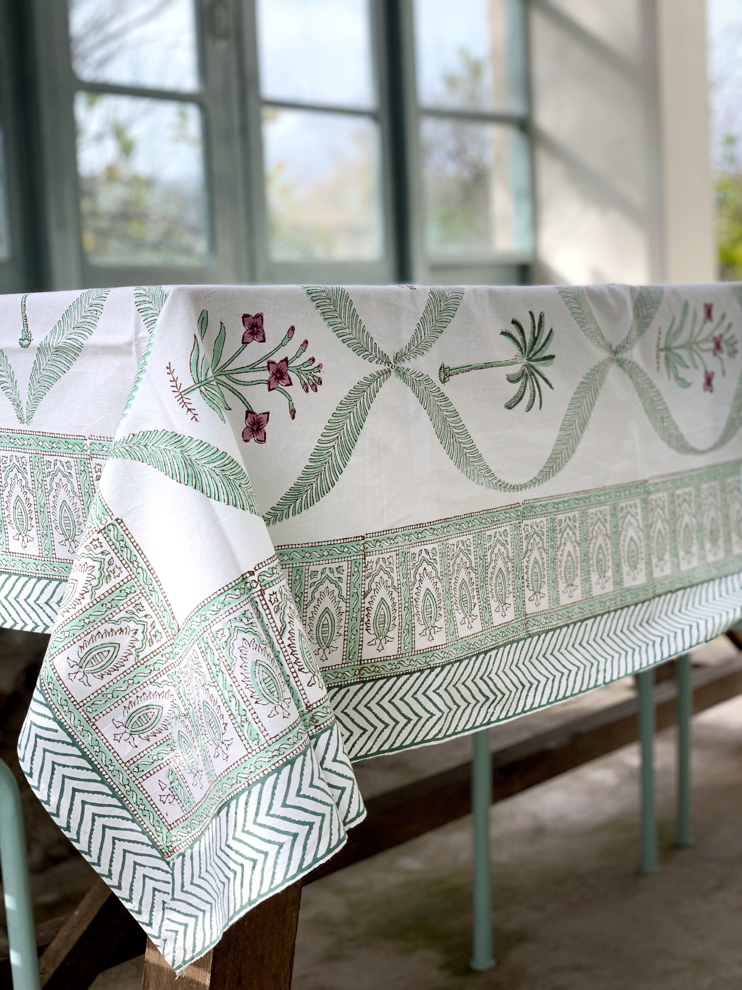Mantel algodón puro estampado block print artesanal en India · Seis comensales · Mantel boho chic 100% algodón hindú · Blanco palmeras verde