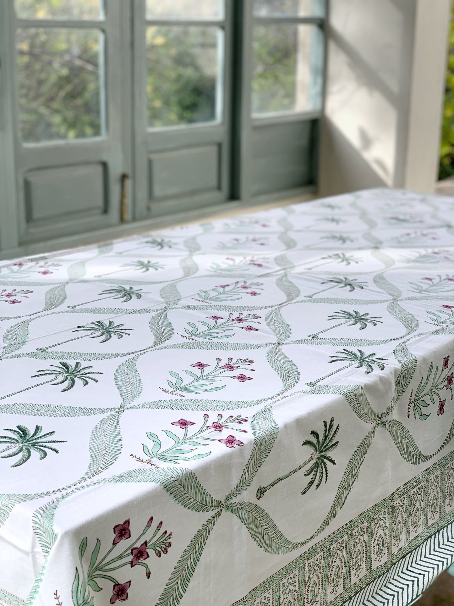 Mantel algodón puro estampado block print artesanal en India · Seis comensales · Mantel boho chic 100% algodón hindú · Blanco palmeras verde