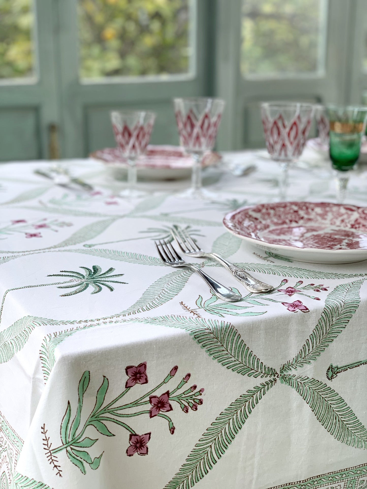 Mantel algodón puro estampado block print artesanal en India · Seis comensales · Mantel boho chic 100% algodón hindú · Blanco palmeras verde