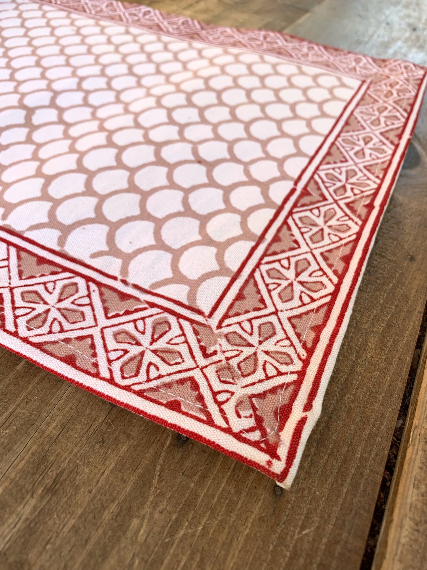Mantel individual rectangular con servilletas · Algodón puro estampado block print artesanal en India · Juego de 2 · Escamas rojo y rosa
