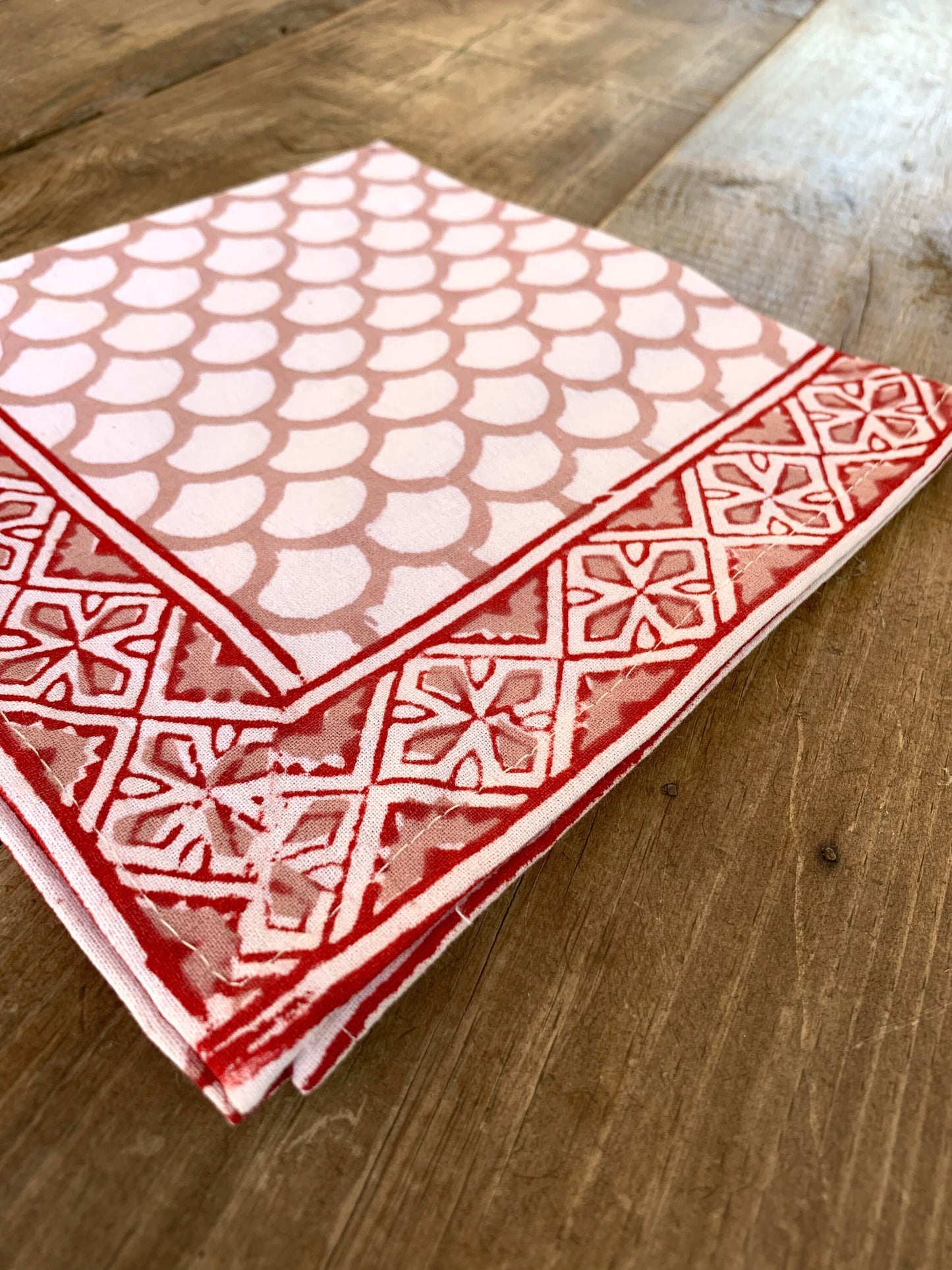Rectangular individual tablecloth with napkins · Pure cotton block print handmade in India · Set of 2 · Red and pink scales