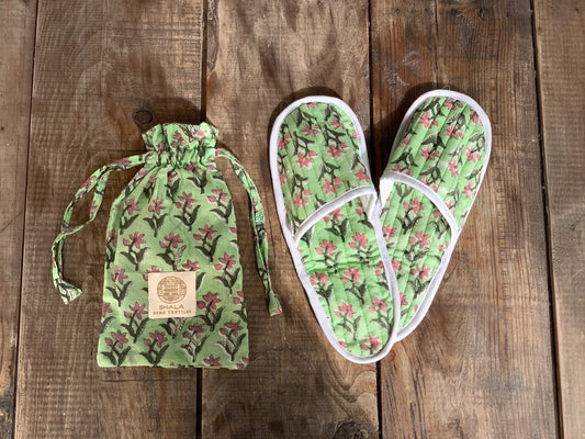 Zapatillas de viaje enguatadas con bolsa a juego · Algodón puro estampado block print en India · Zapatillas de baño ducha · Verde flor rosa