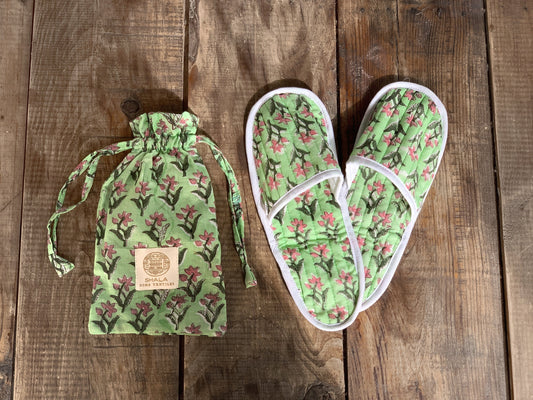 Zapatillas de viaje enguatadas con bolsa a juego · Algodón puro estampado block print en India · Zapatillas de baño ducha · Verde flor rosa