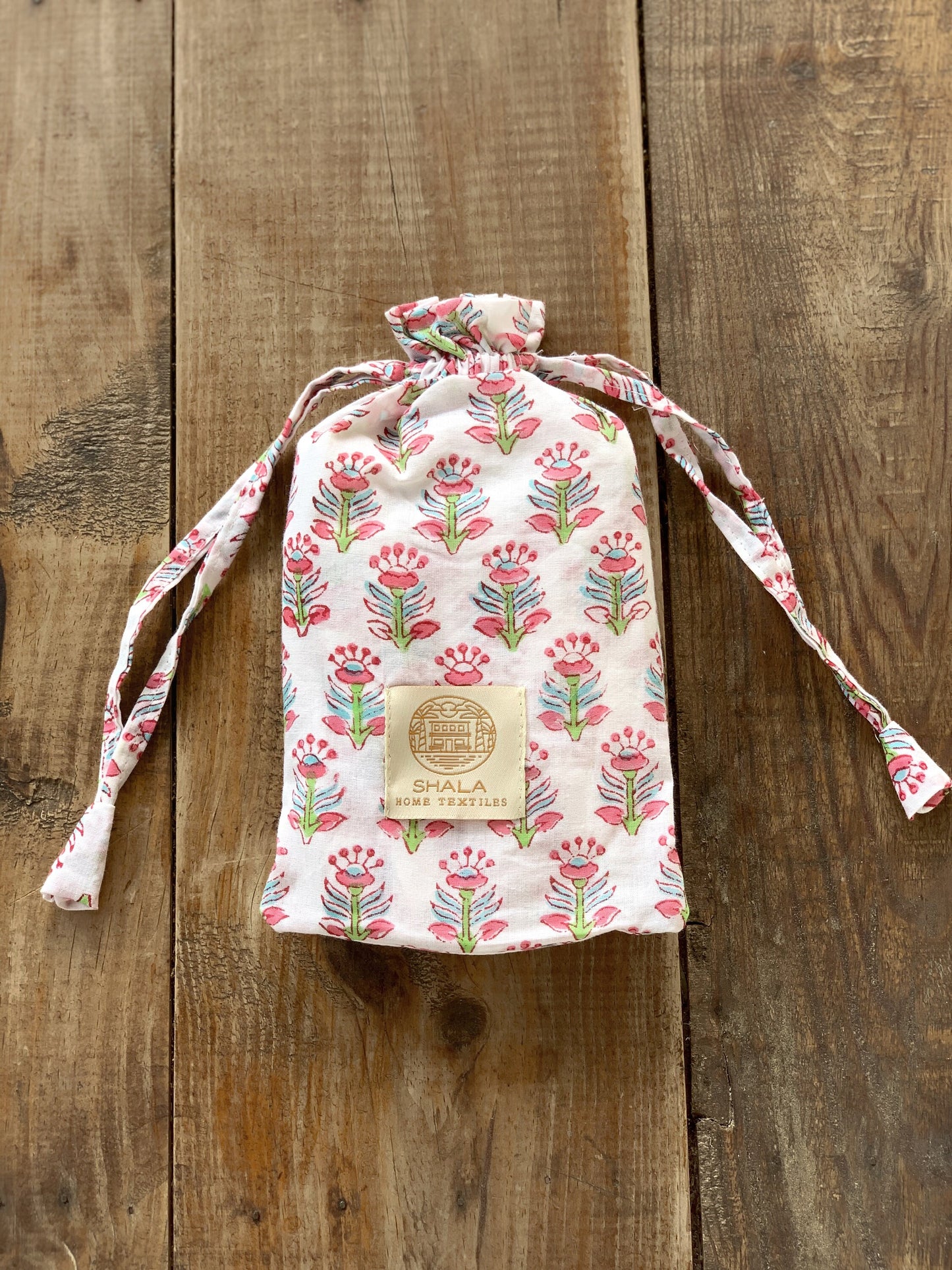 Padded travel slippers with matching bag · Pure cotton block print in India · Bath shower slippers · White pink flower