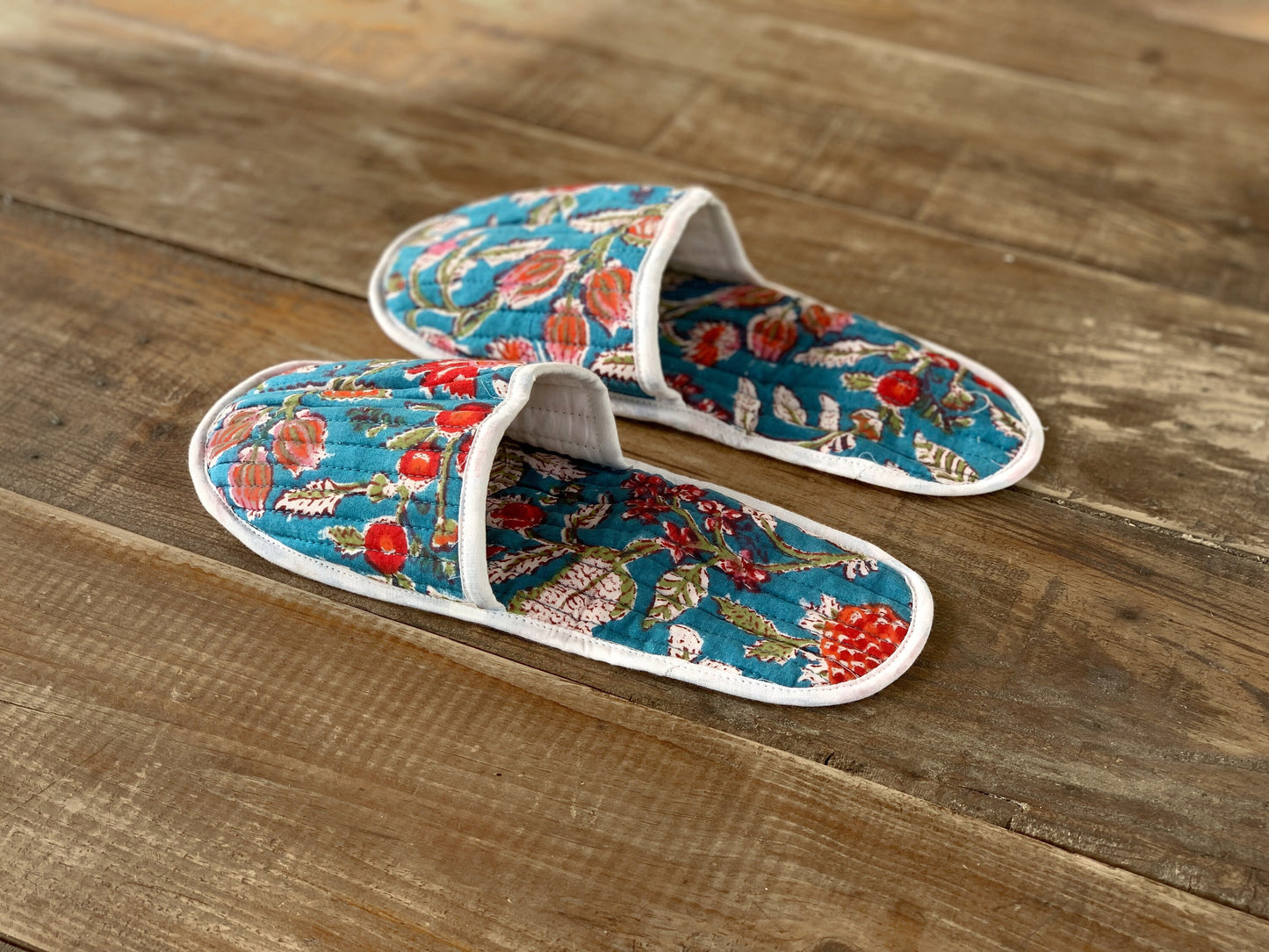 Zapatillas de viaje enguatadas con bolsa a juego · Algodón puro estampado block print en India · Zapatillas de baño ducha · Azul flor rosa