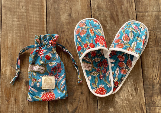 Zapatillas de viaje enguatadas con bolsa a juego · Algodón puro estampado block print en India · Zapatillas de baño ducha · Azul flor rosa