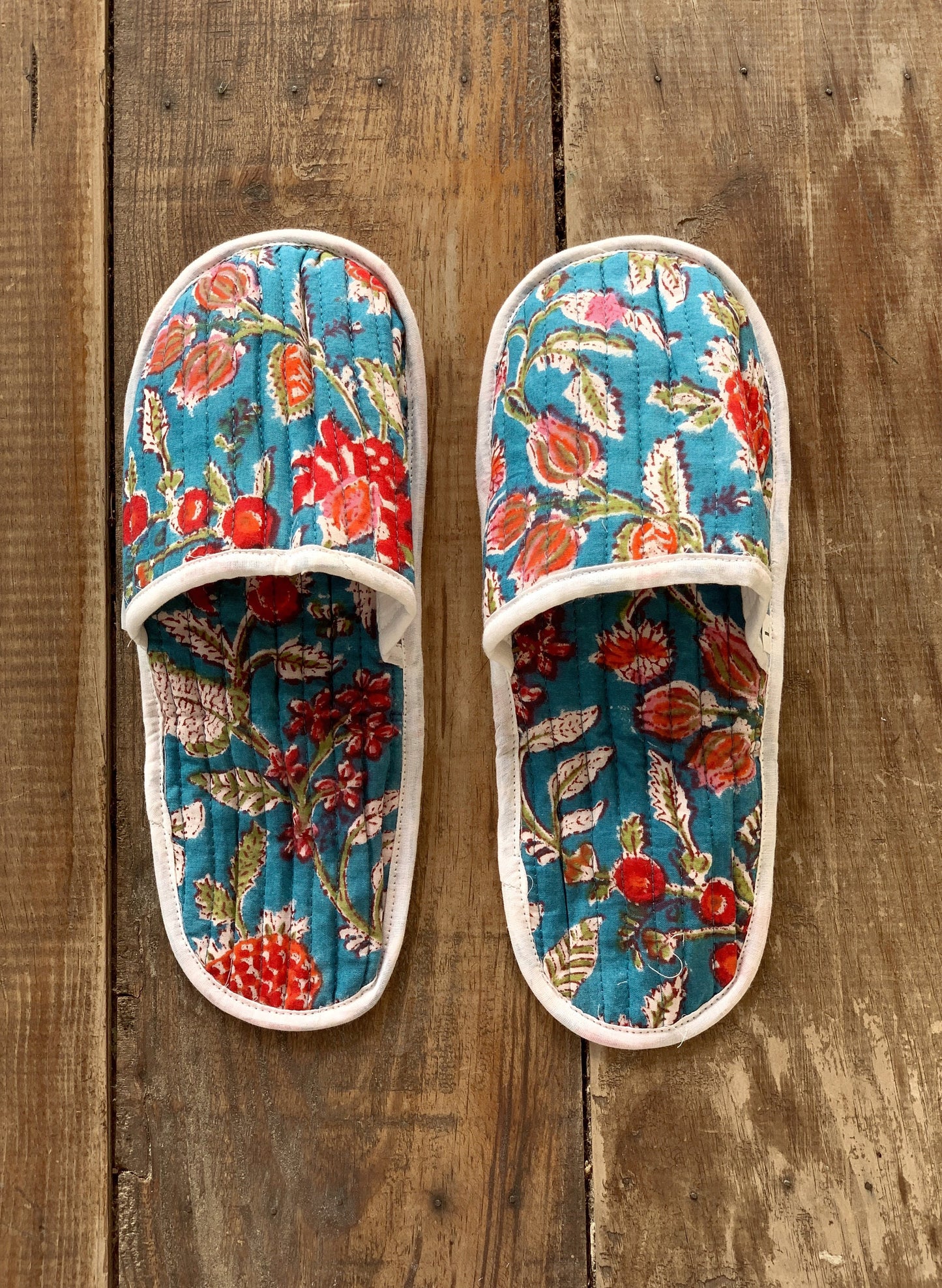 Zapatillas de viaje enguatadas con bolsa a juego · Algodón puro estampado block print en India · Zapatillas de baño ducha · Azul flor rosa