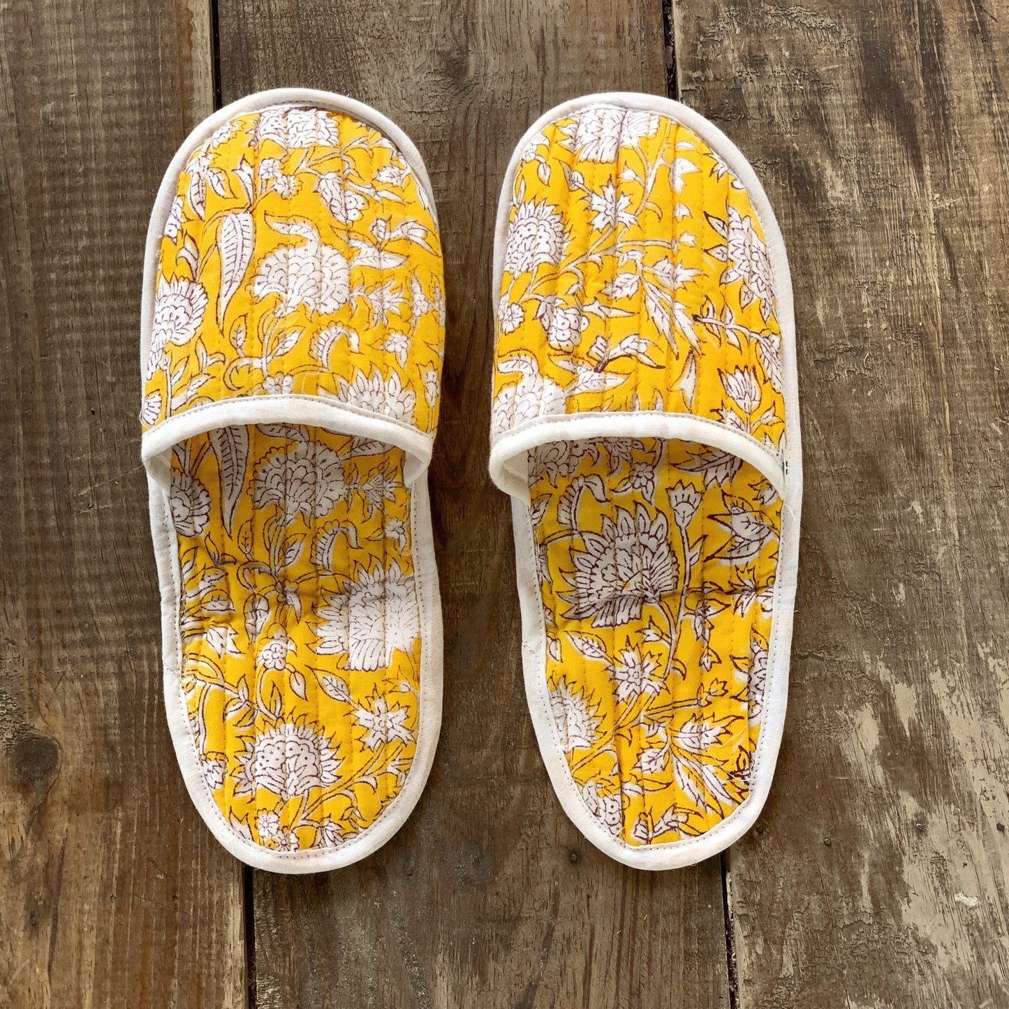 Zapatillas de viaje enguatadas con bolsa a juego · Algodón puro estampado block print en India · Zapatillas de baño ducha · Amarillo blanco