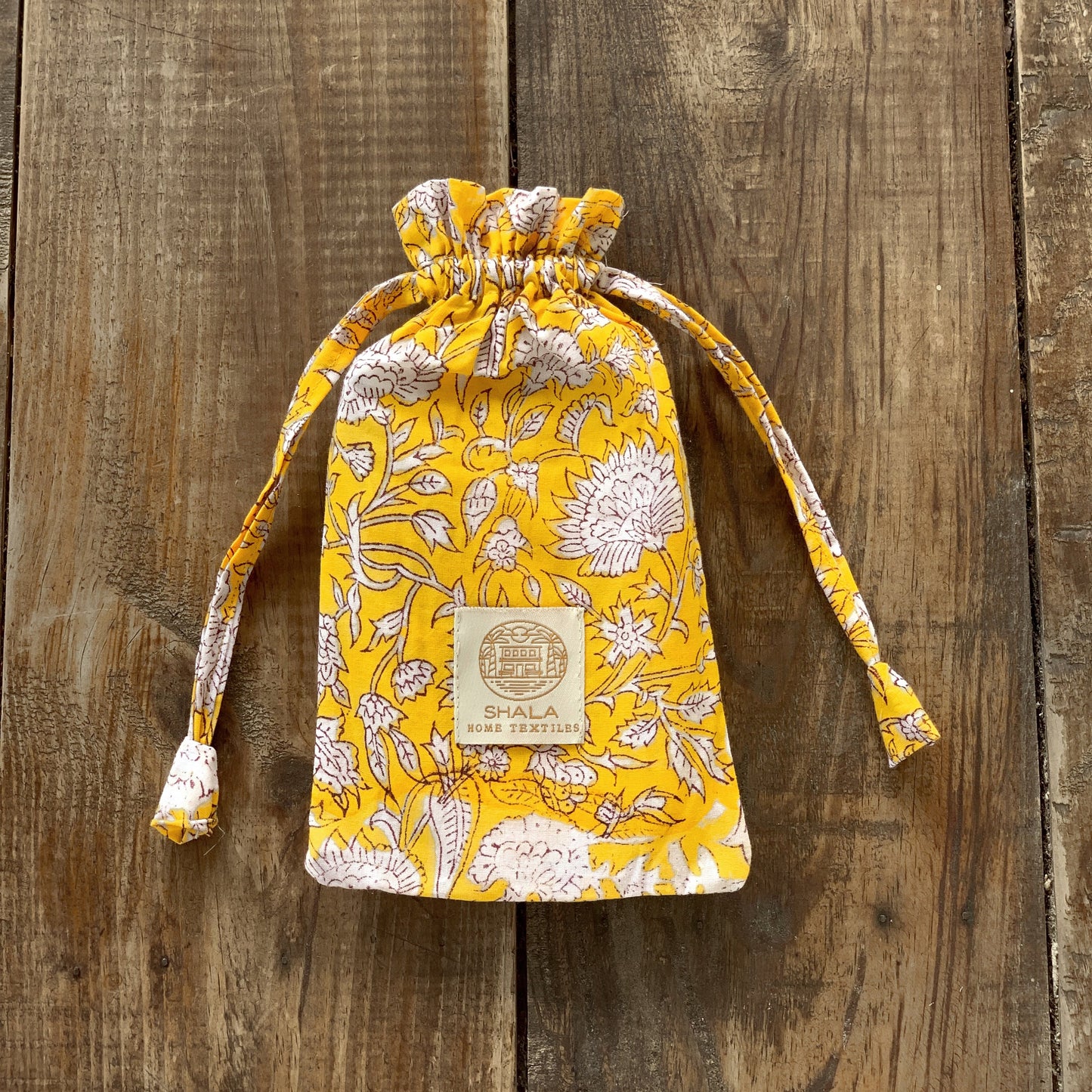 Zapatillas de viaje enguatadas con bolsa a juego · Algodón puro estampado block print en India · Zapatillas de baño ducha · Amarillo blanco