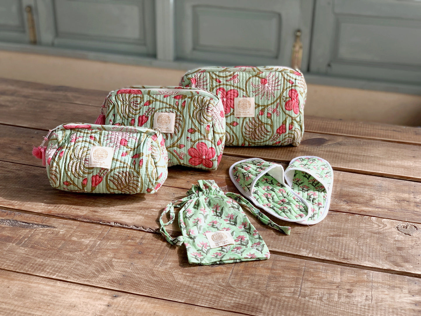 Bolsa de aseo enguatada · Algodón puro estampado block print en India · Bolsa de maquillaje acolchada, portatodo · Verde y flores rosas