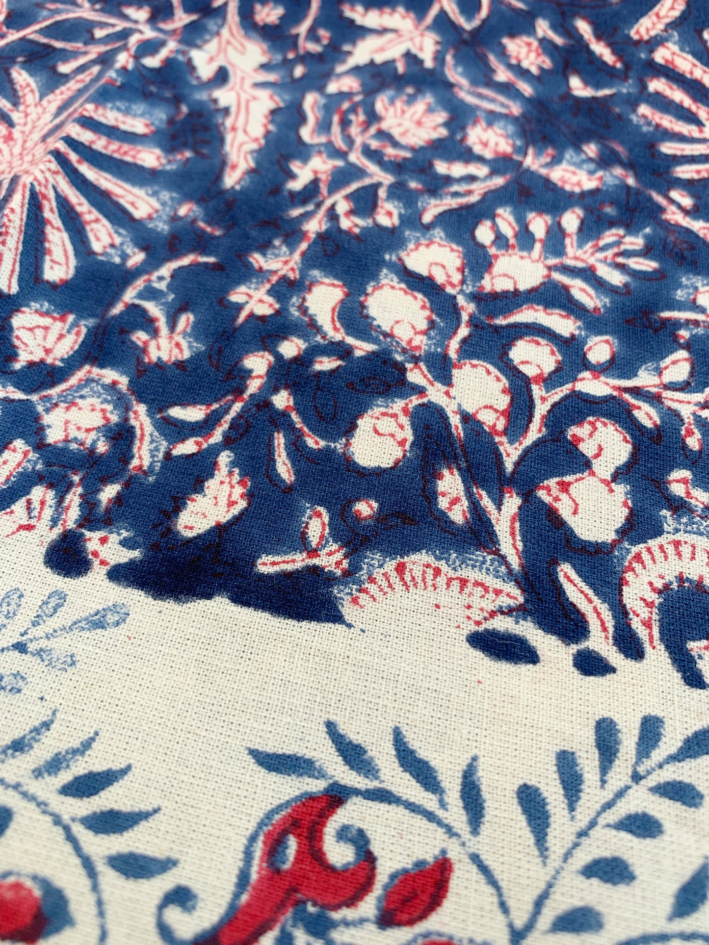 Mantel algodón puro estampado block print artesanal en India · Seis comensales · Mantel boho chic 100% algodón hindú · Azul  flor rojo