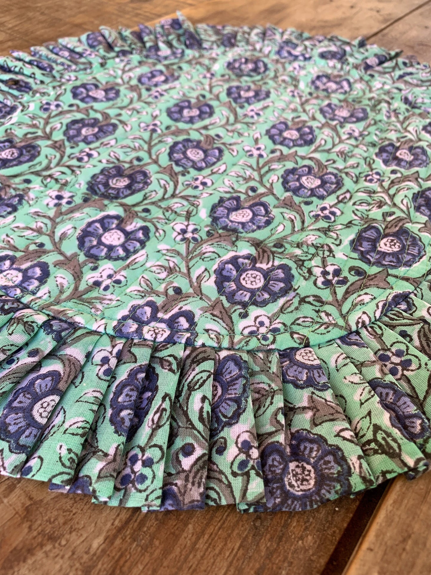 Mantel individual redondo acolchado y con volante más servilletas · Algodón puro estampado block print en India · Juego de 2 · Flores verde