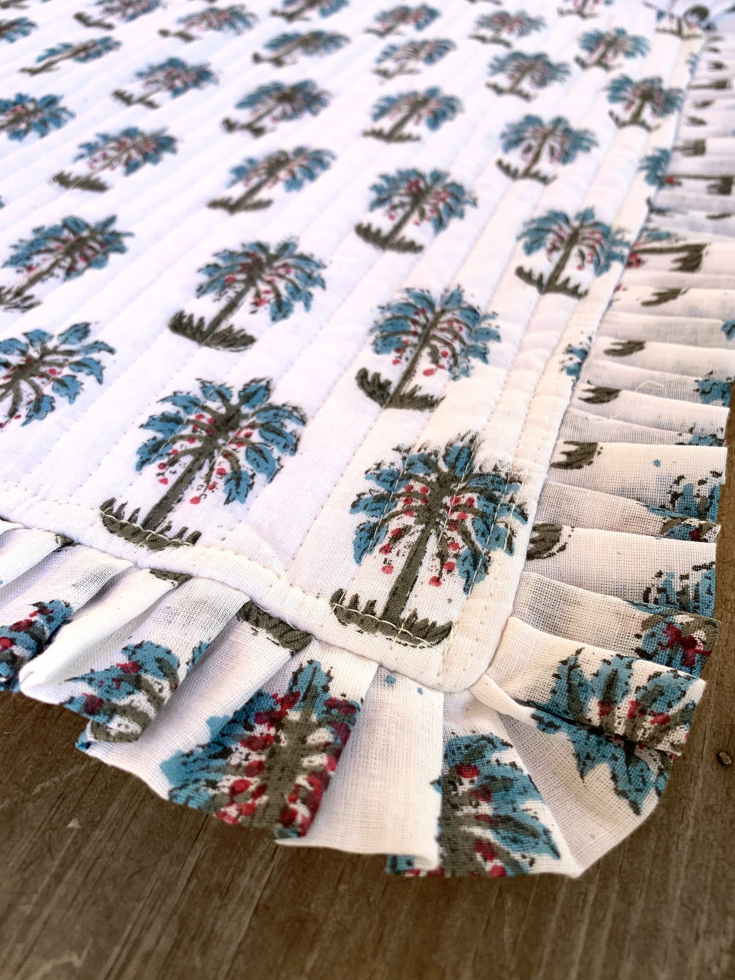 Padded rectangular placemat with ruffle plus napkins Pure cotton block print in India Set of 2 Palm trees