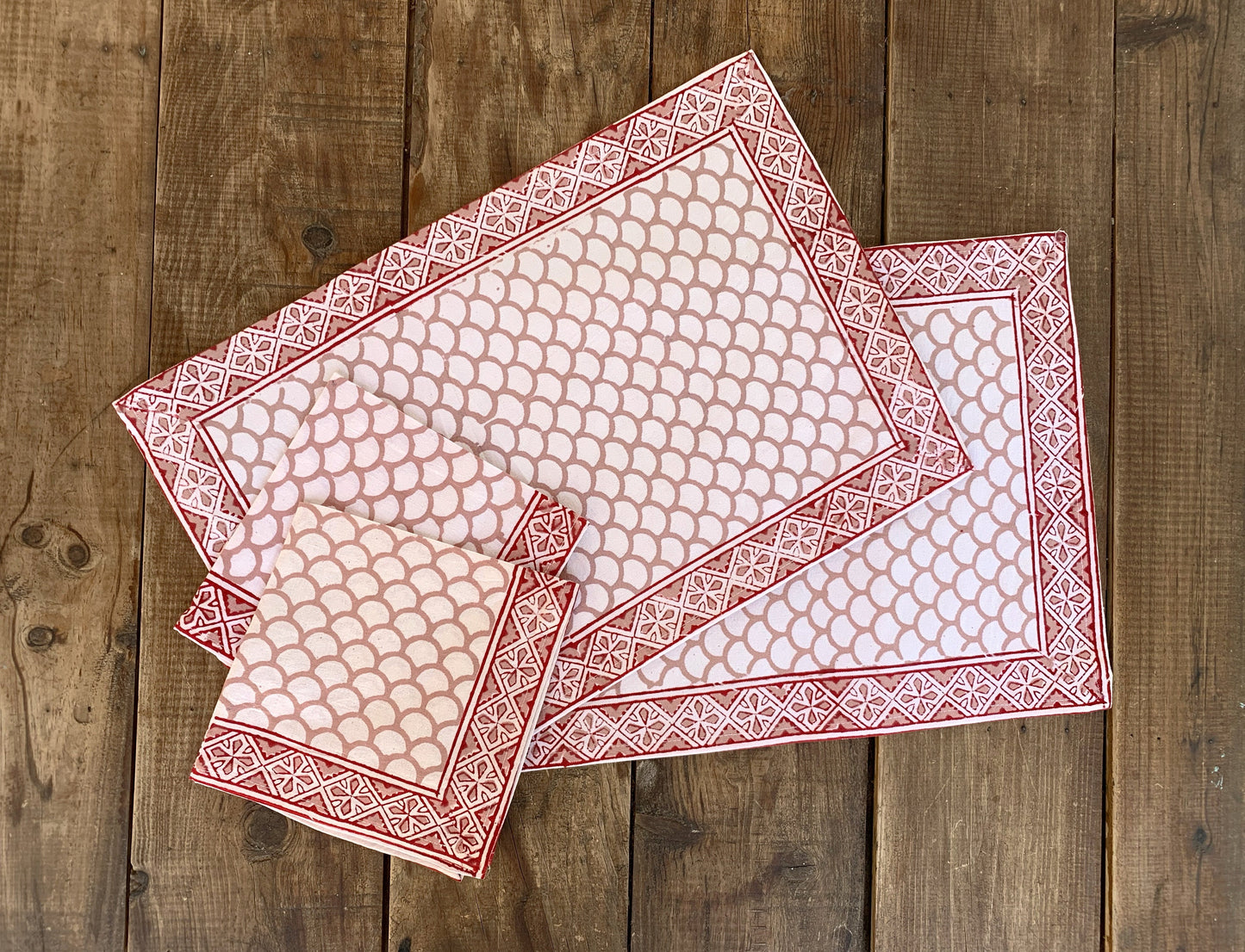 Mantel individual rectangular con servilletas · Algodón puro estampado block print artesanal en India · Juego de 2 · Escamas rojo y rosa