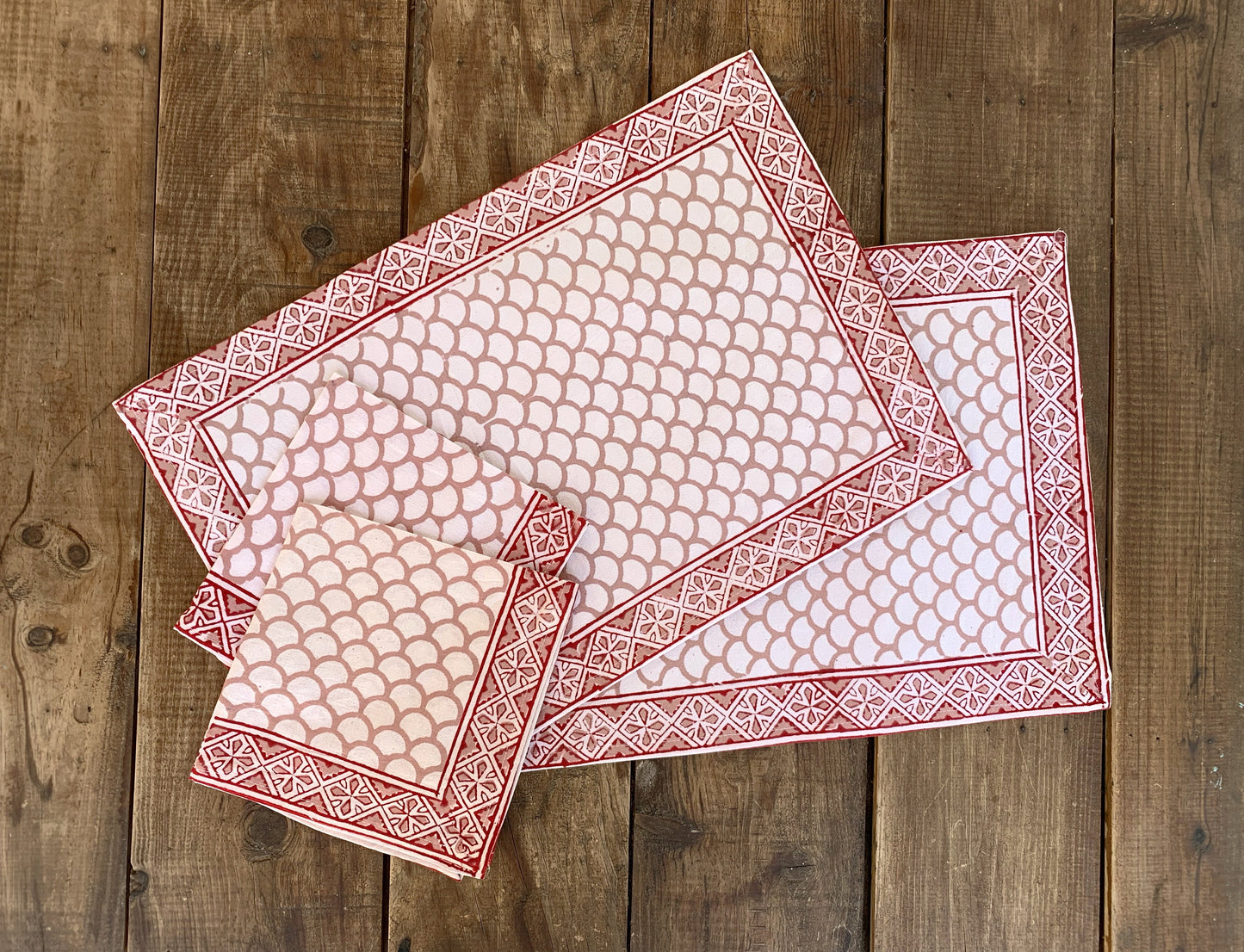 Rectangular individual tablecloth with napkins · Pure cotton block print handmade in India · Set of 2 · Red and pink scales