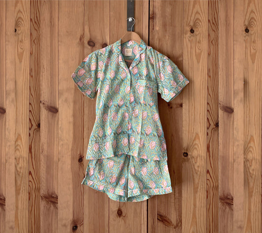Pijama manga y pantalón corto · Algodón puro estampado block print artesanal en India · Pijama verano algodón 100% · Turquesa piñas rosa
